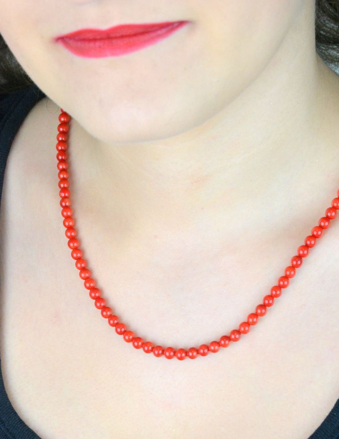 Naszyjnik damski z naturalnego koralu i srebra próby 925 DIA-NSZ-13112-925. Długość 45–49 cm, korale 5 mm, zapięcie na karabińczyk. Elegancja i naturalne piękno w jednym.1.jpg