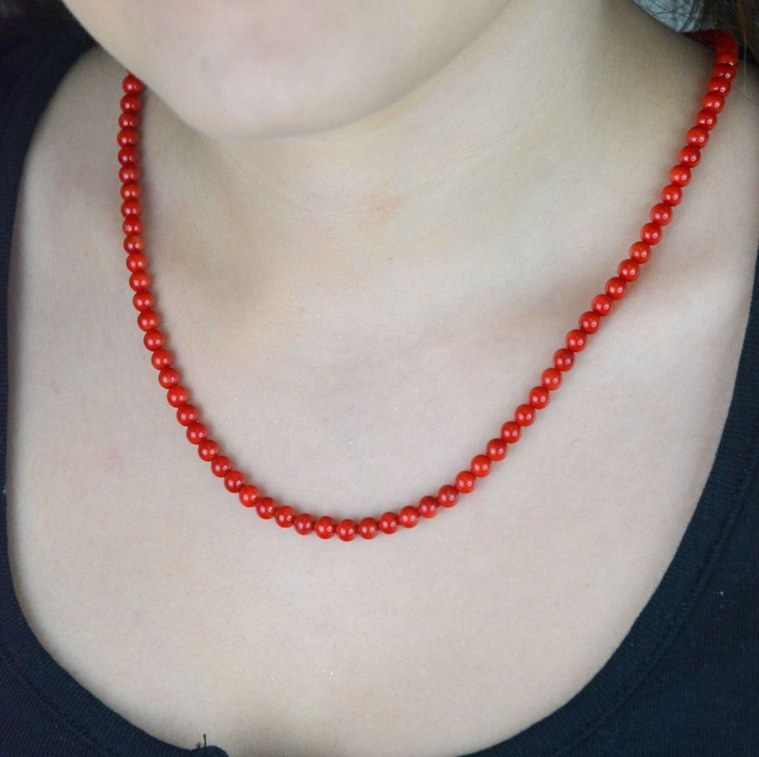 Naszyjnik damski z naturalnego koralu i srebra próby 925 DIA-NSZ-13112-925. Długość 45–49 cm, korale 5 mm, zapięcie na karabińczyk. Elegancja i naturalne piękno w jednym.1.jpg