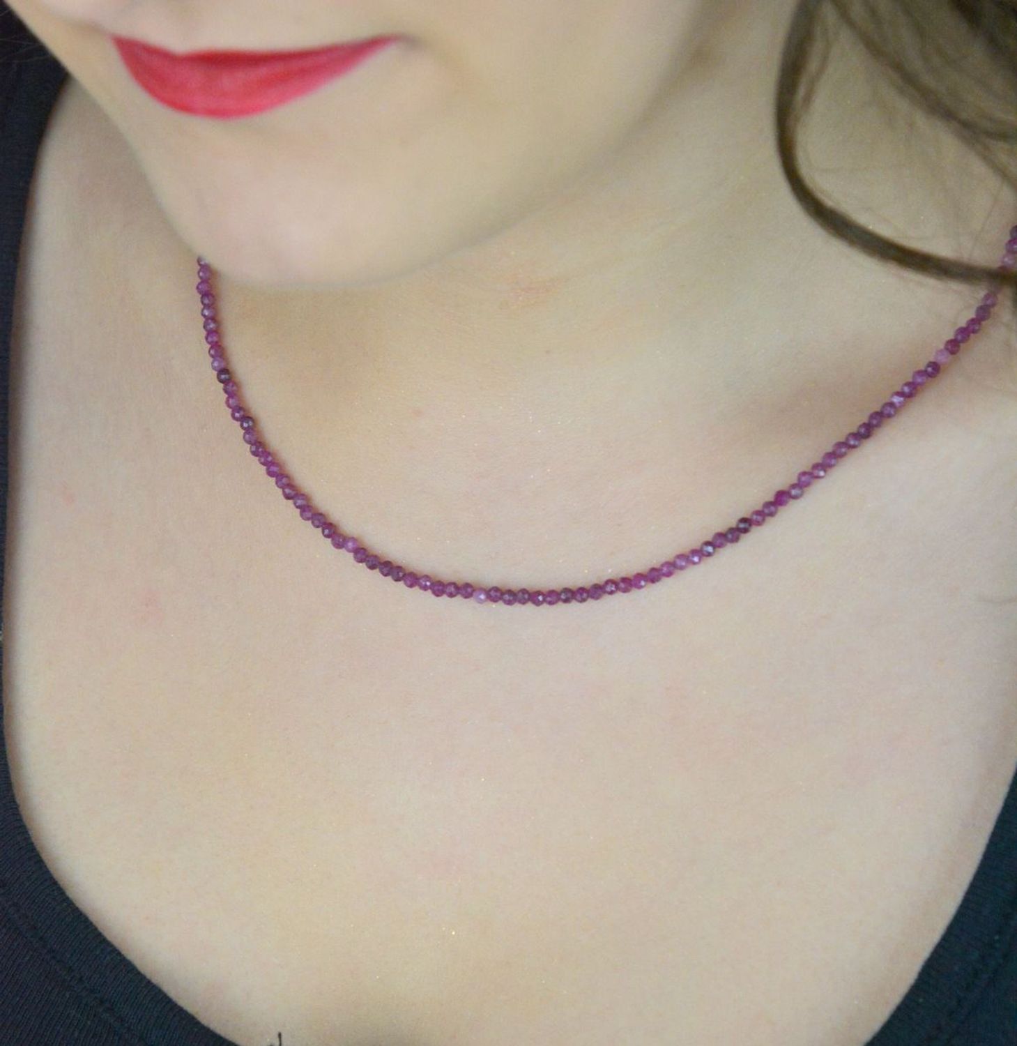 Delikatny naszyjnik damski DIA-NSZ-13114-925 ze srebra 925 i naturalnych rubinów 3 mm. Długość 42–45 cm, waga 5,30 g. Elegancja, kobiecość i ponadczasowy styl.1.jpg