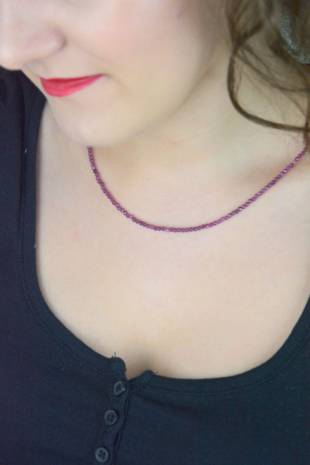 Delikatny naszyjnik damski DIA-NSZ-13114-925 ze srebra 925 i naturalnych rubinów 3 mm. Długość 42–45 cm, waga 5,30 g. Elegancja, kobiecość i ponadczasowy styl.1.jpg