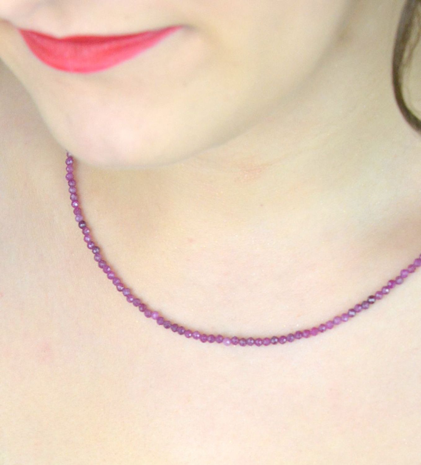 Delikatny naszyjnik damski DIA-NSZ-13114-925 ze srebra 925 i naturalnych rubinów 3 mm. Długość 42–45 cm, waga 5,30 g. Elegancja, kobiecość i ponadczasowy styl.1.jpg