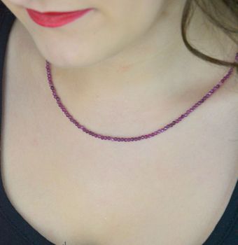 Delikatny naszyjnik damski DIA-NSZ-13114-925 ze srebra 925 i naturalnych rubinów 3 mm. Długość 42–45 cm, waga 5,30 g. Elegancja, kobiecość i ponadczasowy styl (1).JPG