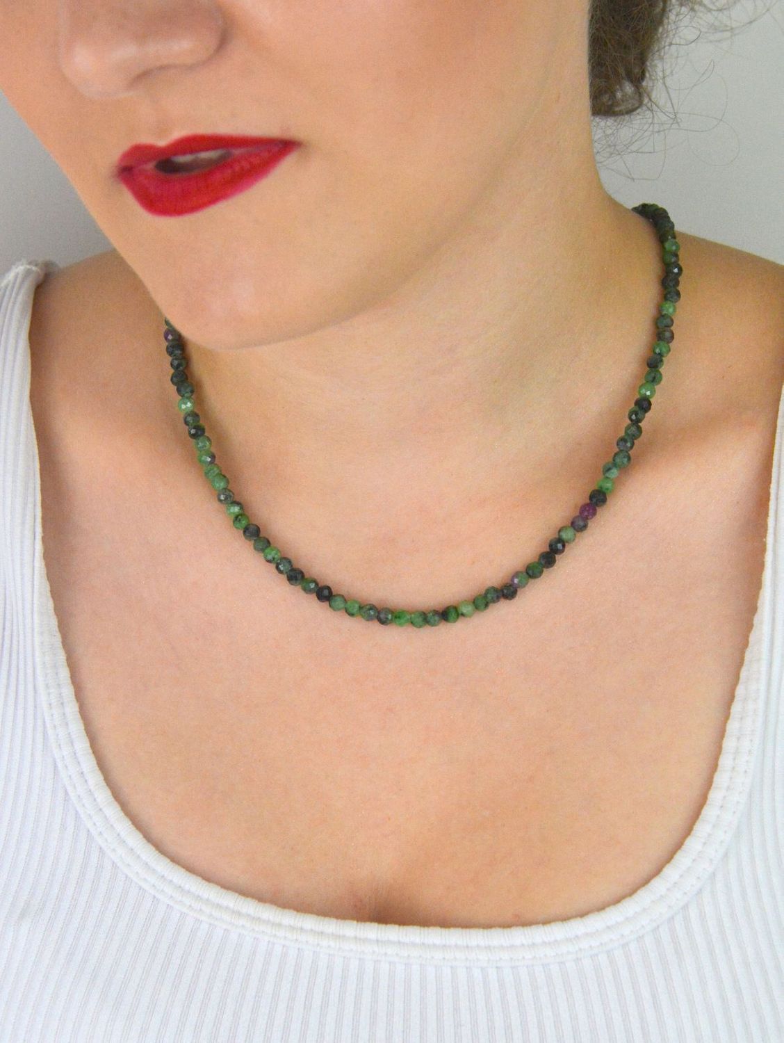 Naszyjnik damski srebrny 925 z naturalnym zoisytem i rubinem. Długość 41 cm + 3 cm, kamienie 4 mm, waga 13 g. Elegancki, z charakterem – idealny jako prezent lub stylowy dodatek na co dzień.1.jpg