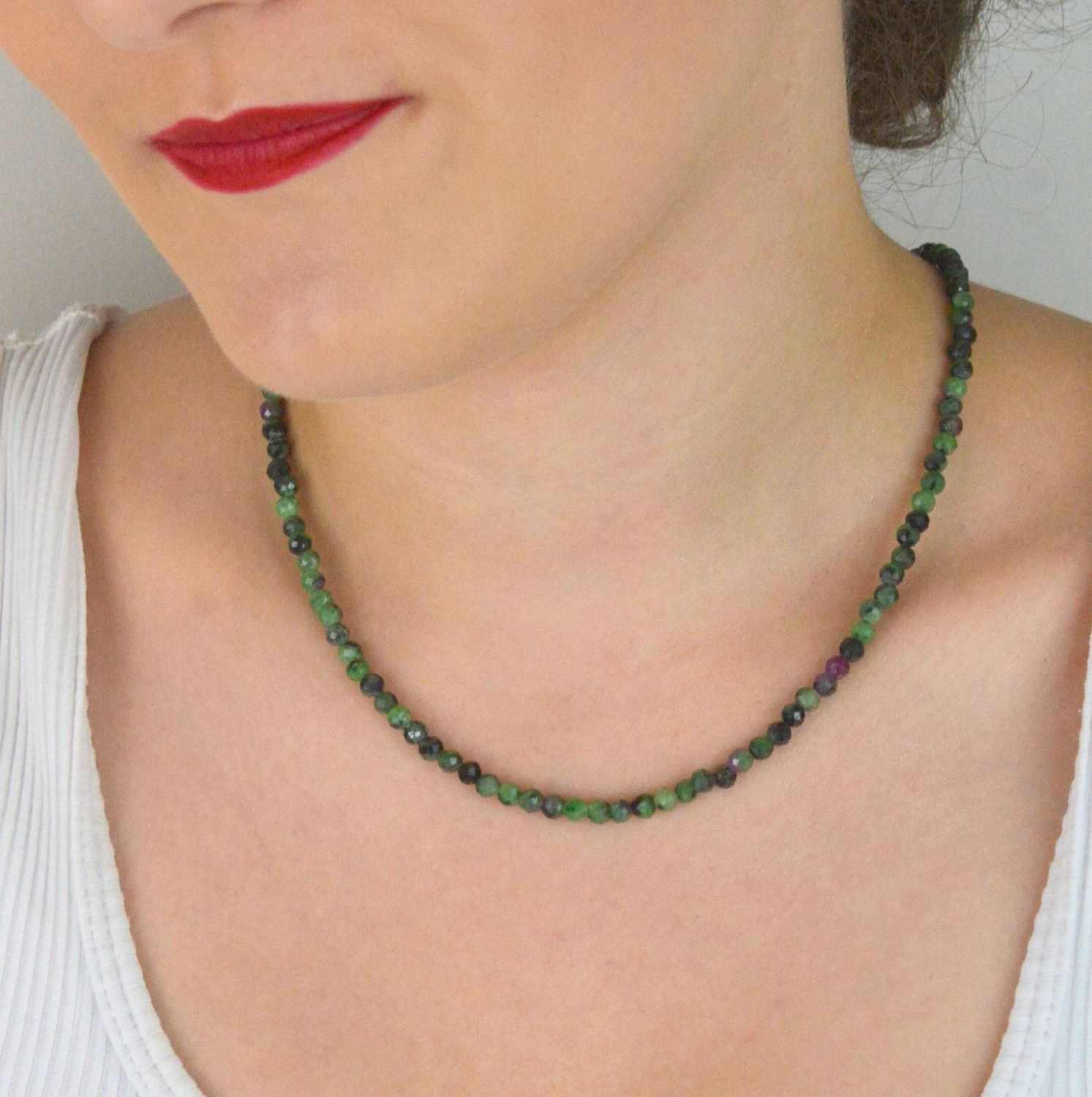 Naszyjnik damski srebrny 925 z naturalnym zoisytem i rubinem. Długość 41 cm + 3 cm, kamienie 4 mm, waga 13 g. Elegancki, z charakterem – idealny jako prezent lub stylowy dodatek na co dzień.1.jpg