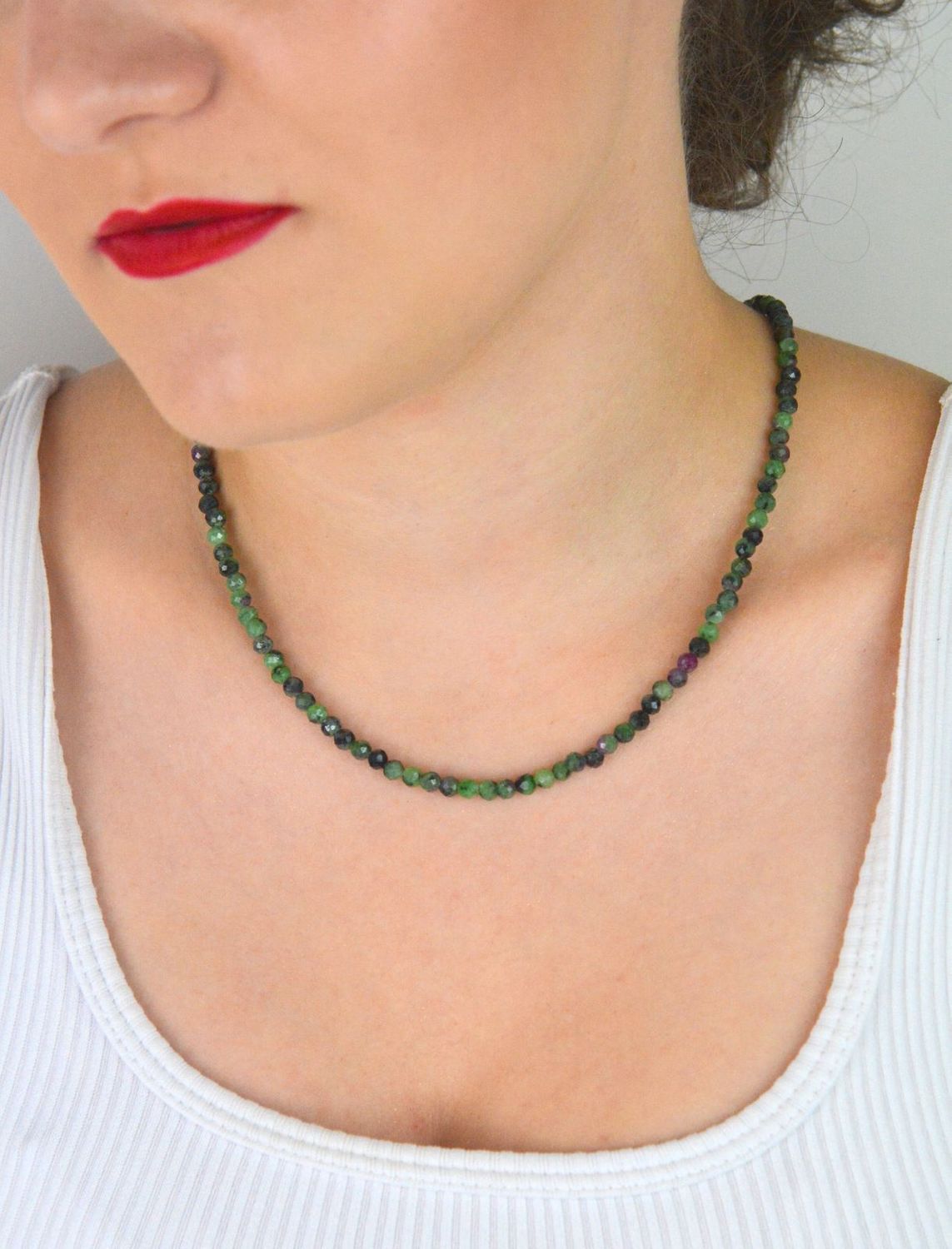 Naszyjnik damski srebrny 925 z naturalnym zoisytem i rubinem. Długość 41 cm + 3 cm, kamienie 4 mm, waga 13 g. Elegancki, z charakterem – idealny jako prezent lub stylowy dodatek na co dzień.1.jpg