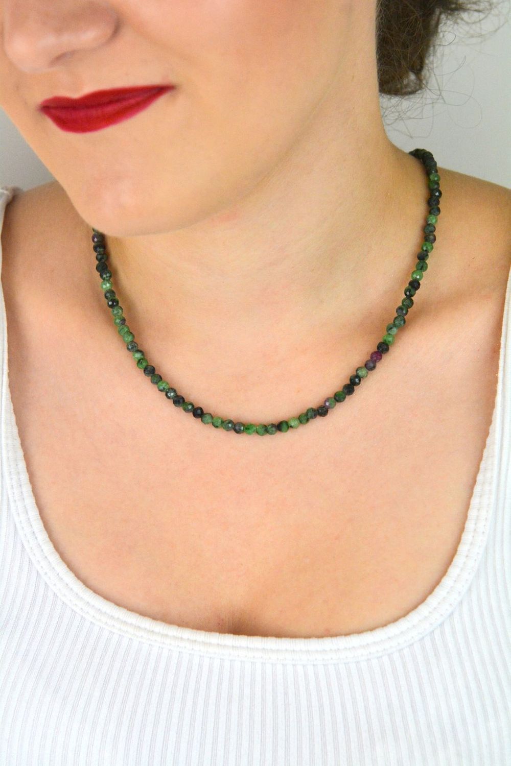 Naszyjnik damski srebrny 925 z naturalnym zoisytem i rubinem. Długość 41 cm + 3 cm, kamienie 4 mm, waga 13 g. Elegancki, z charakterem – idealny jako prezent lub stylowy dodatek na co dzień.1.jpg