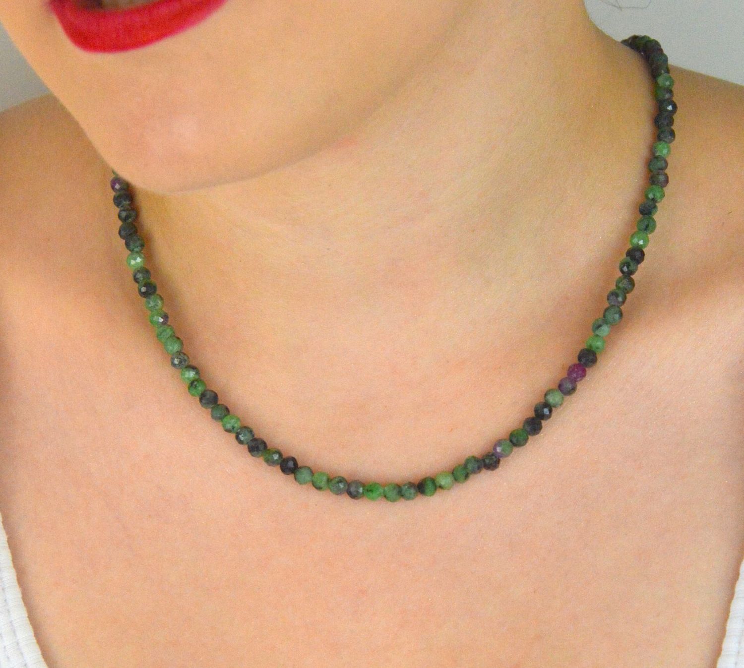 Naszyjnik damski srebrny 925 z naturalnym zoisytem i rubinem. Długość 41 cm + 3 cm, kamienie 4 mm, waga 13 g. Elegancki, z charakterem – idealny jako prezent lub stylowy dodatek na co dzień.1.jpg