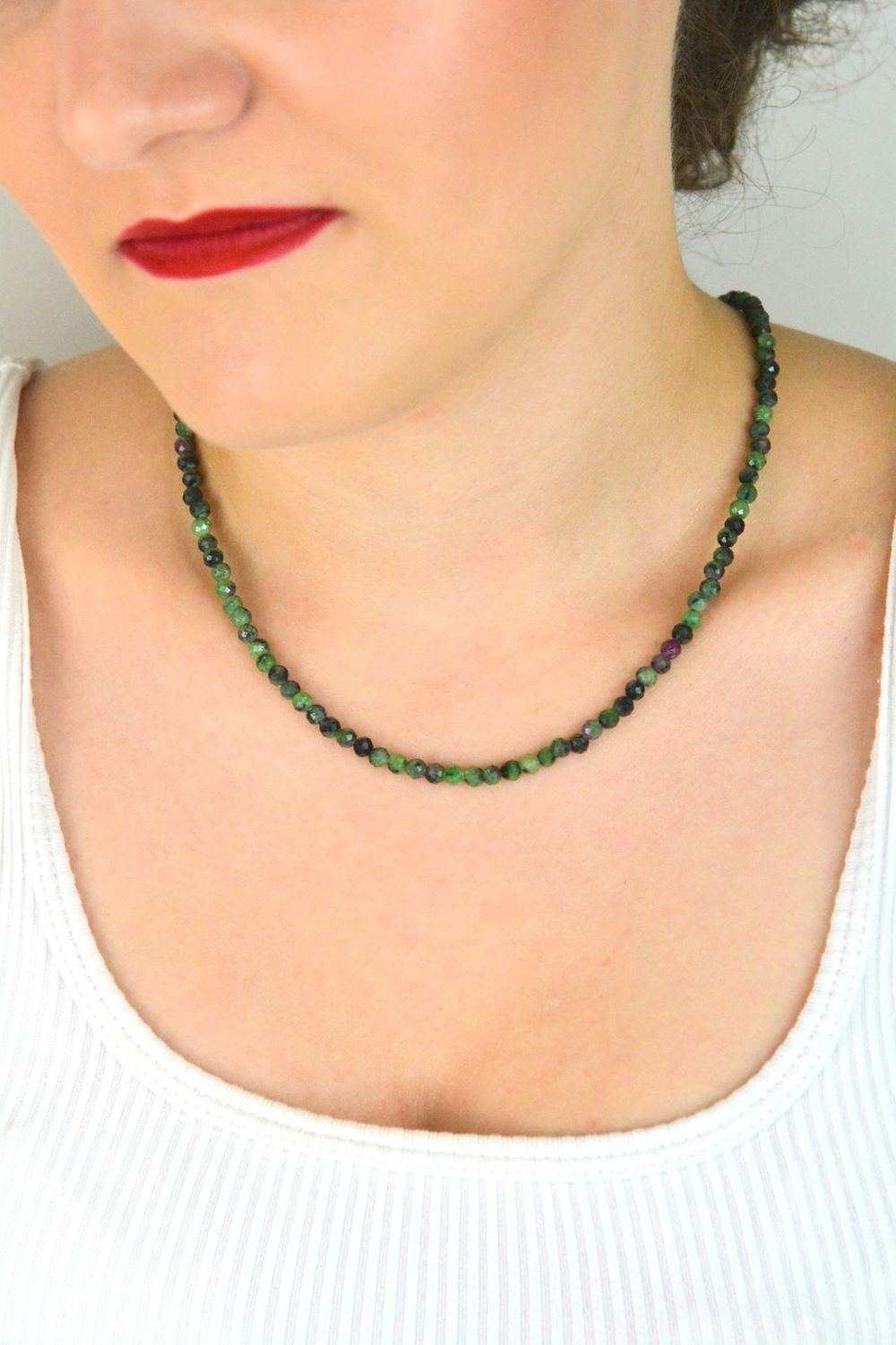 Naszyjnik damski srebrny 925 z naturalnym zoisytem i rubinem. Długość 41 cm + 3 cm, kamienie 4 mm, waga 13 g. Elegancki, z charakterem – idealny jako prezent lub stylowy dodatek na co dzień.1.jpg