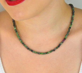 Naszyjnik damski srebrny 925 z naturalnym zoisytem i rubinem. Długość 41 cm + 3 cm, kamienie 4 mm, waga 13 g. Elegancki, z charakterem – idealny jako prezent lub stylowy dodatek na co dzień (5).JPG
