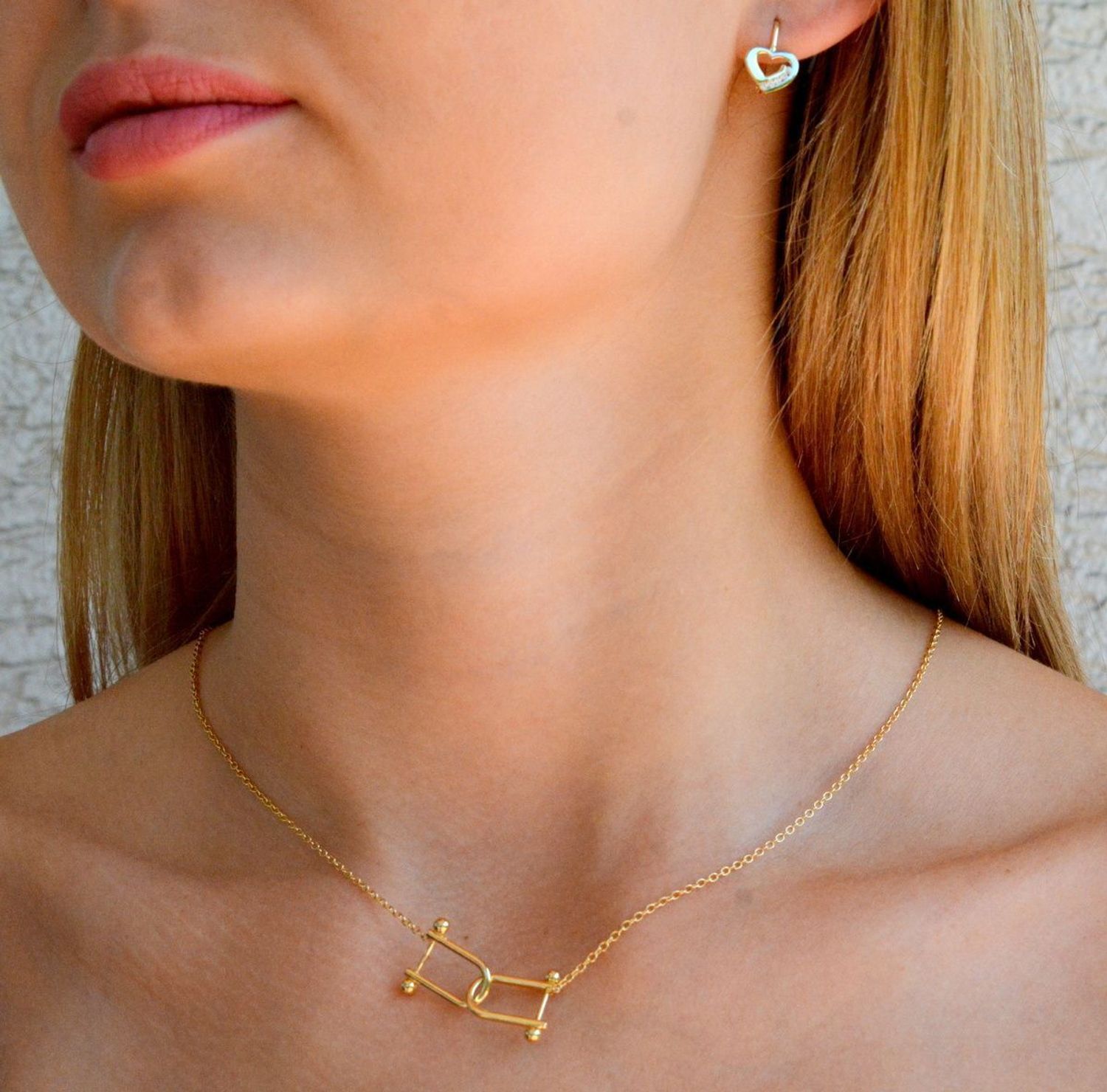 Naszyjnik srebrny damski celebrytka z podwójna zawieszką U'' pokryta złotem DIA-NSZ-1316-925. Naszyjnik wykonany z najwyższej próby srebra 925 w połączeniu z modną zawieszką w kształcie podwójnej litery U (2).jpg