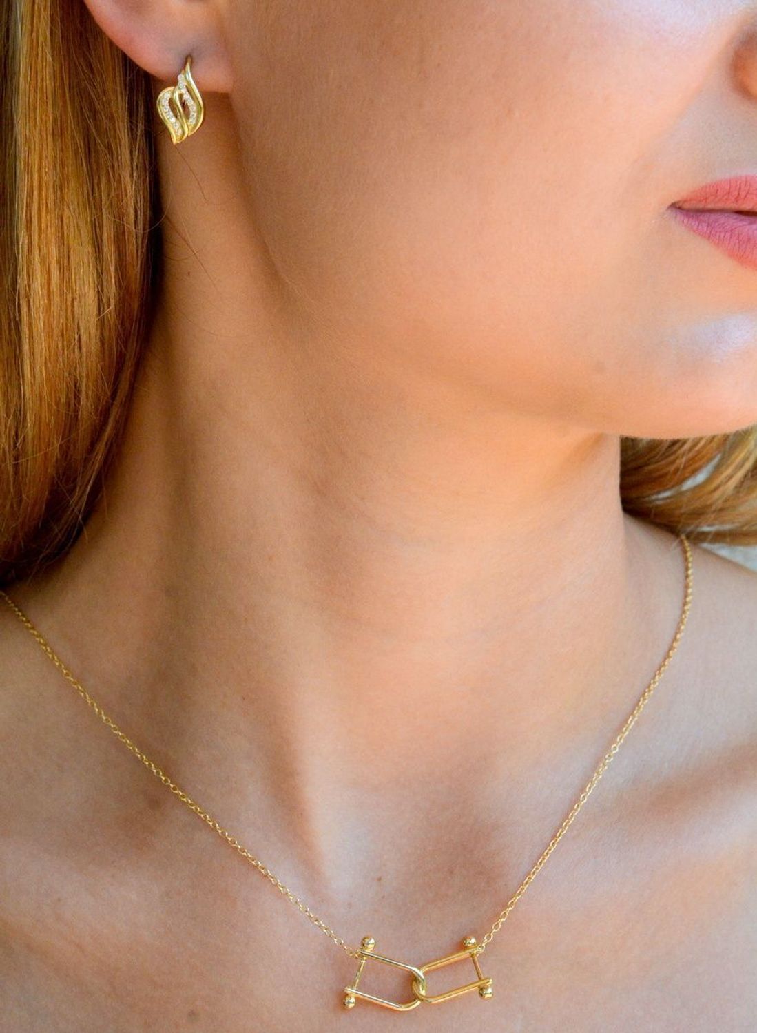 Naszyjnik srebrny damski celebrytka z podwójna zawieszką U'' pokryta złotem DIA-NSZ-1316-925. Naszyjnik wykonany z najwyższej próby srebra 925 w połączeniu z modną zawieszką w kształcie podwójnej litery U (2).jpg