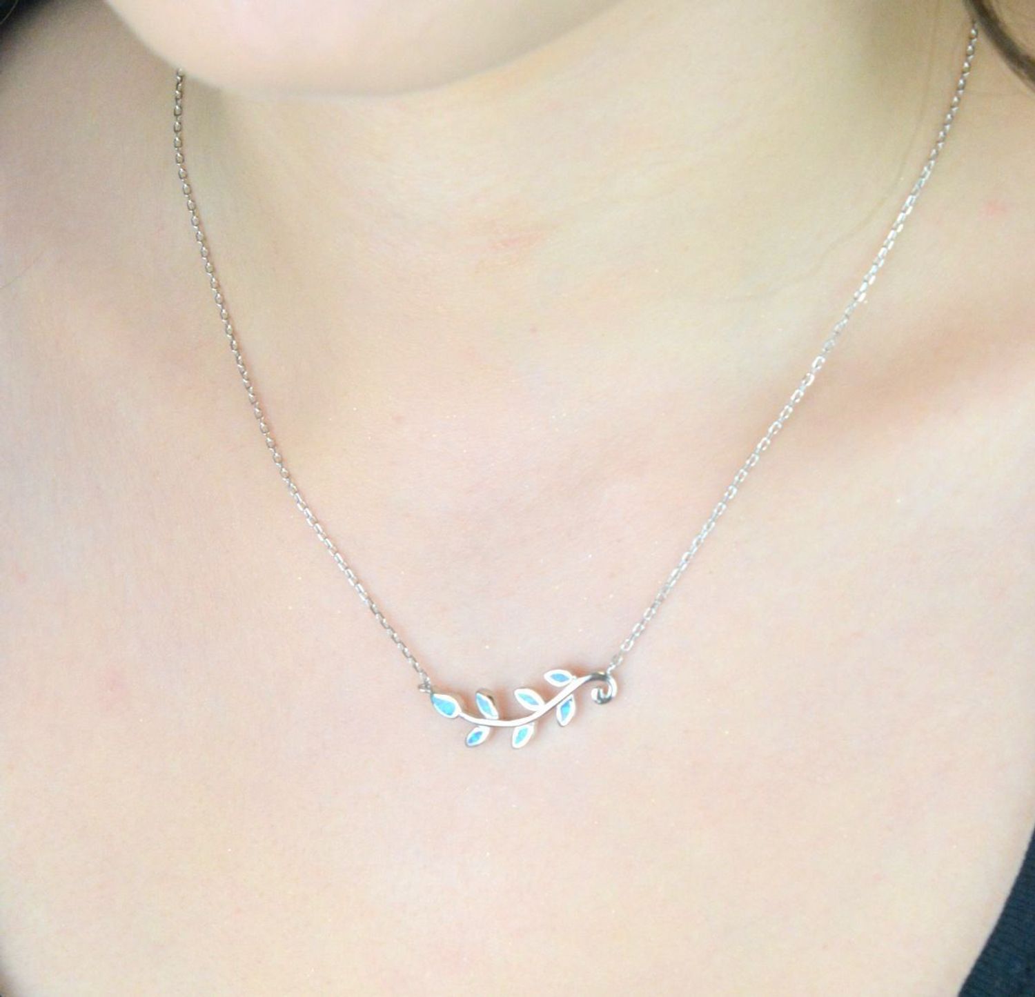 Delikatny naszyjnik damski ze srebra 925 DIA-NSZ-13186-925 z listkami i syntetycznym opalem. Długość regulowana 45–49 cm, zapięcie karabińczyk. Elegancja i blask na co dzień1.jpg