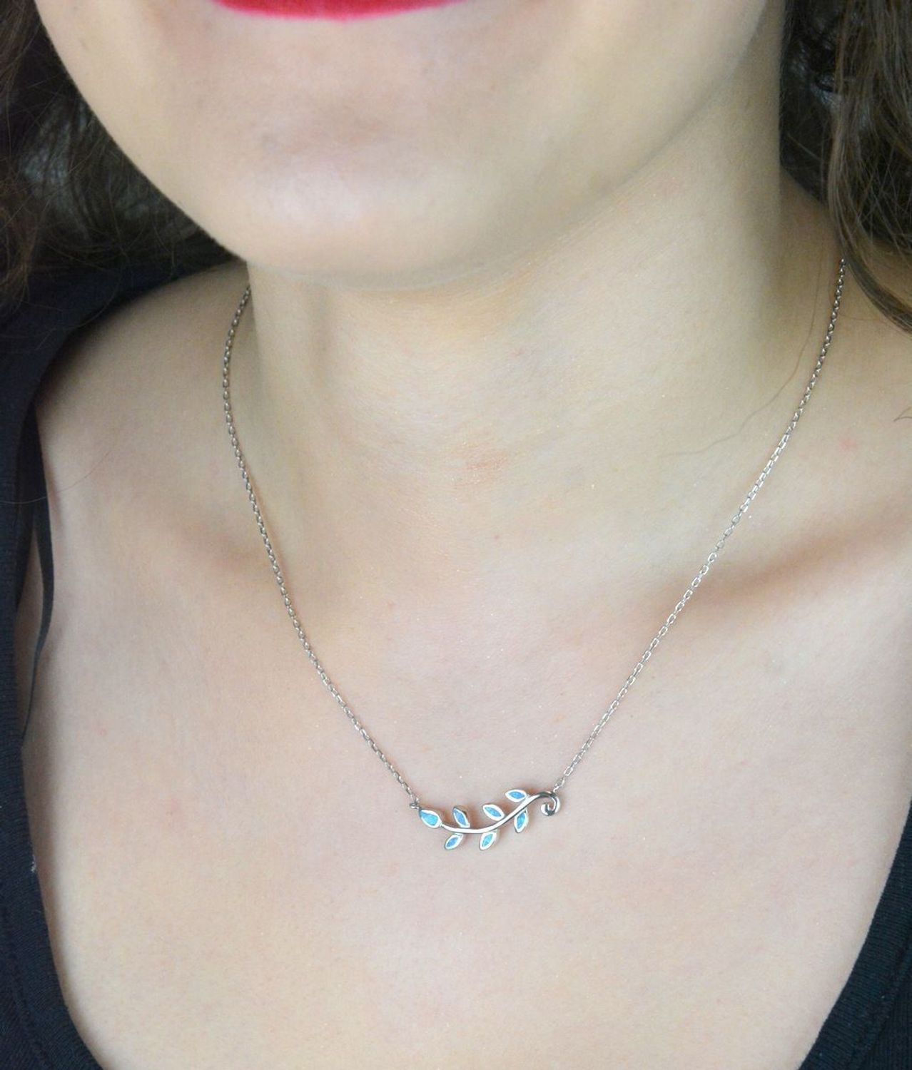 Delikatny naszyjnik damski ze srebra 925 DIA-NSZ-13186-925 z listkami i syntetycznym opalem. Długość regulowana 45–49 cm, zapięcie karabińczyk. Elegancja i blask na co dzień1.jpg