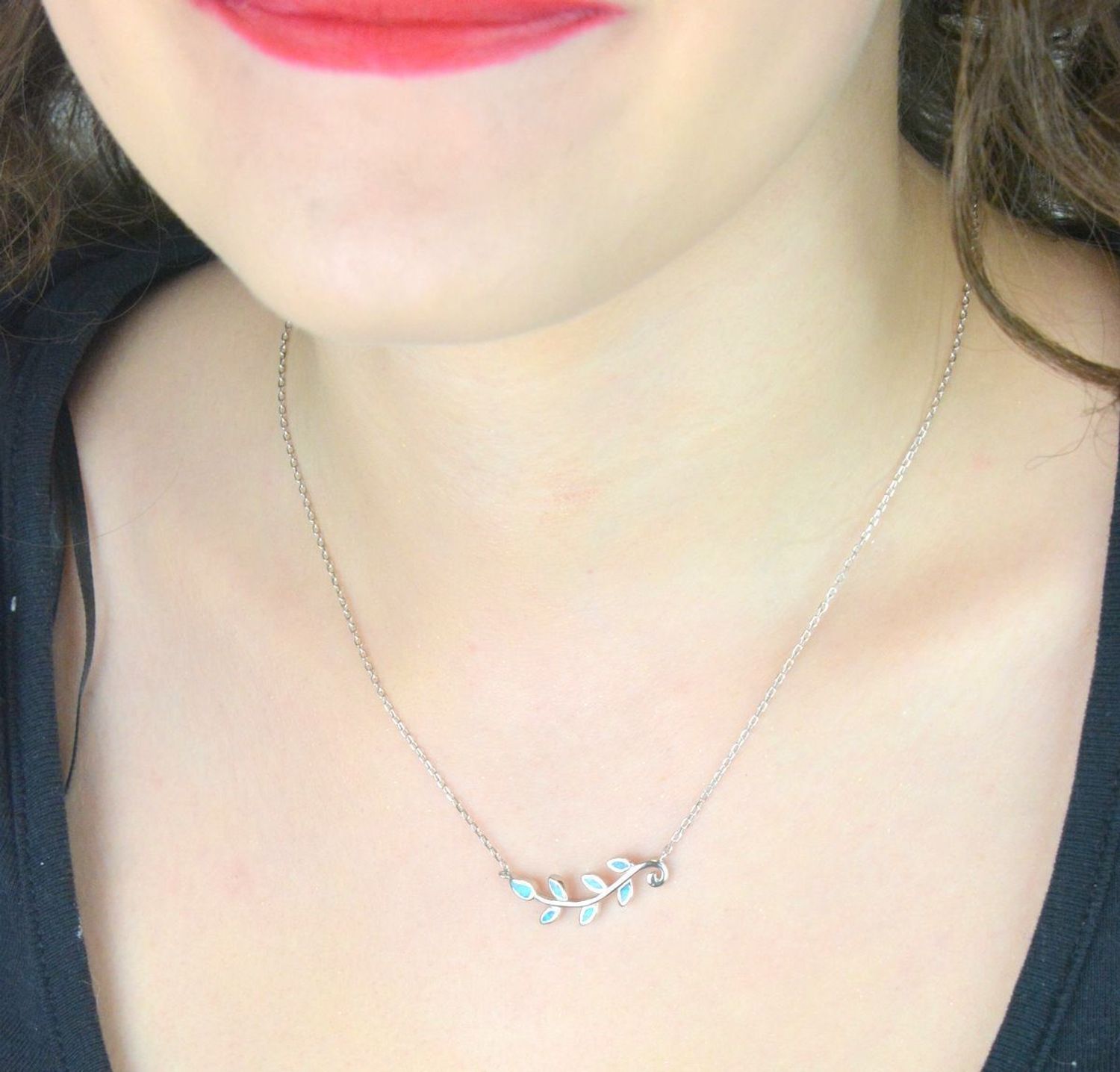 Delikatny naszyjnik damski ze srebra 925 DIA-NSZ-13186-925 z listkami i syntetycznym opalem. Długość regulowana 45–49 cm, zapięcie karabińczyk. Elegancja i blask na co dzień1.jpg