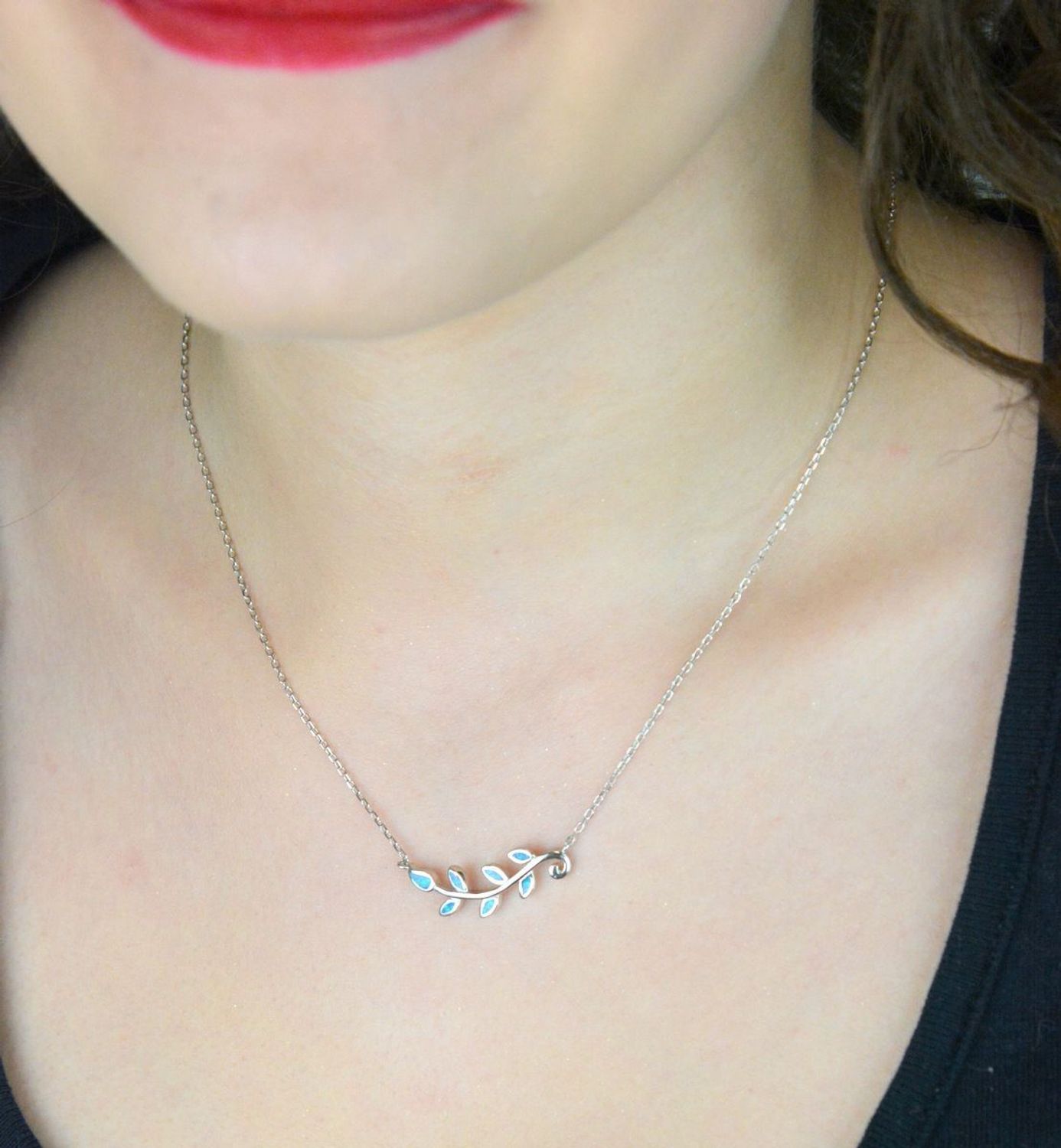 Delikatny naszyjnik damski ze srebra 925 DIA-NSZ-13186-925 z listkami i syntetycznym opalem. Długość regulowana 45–49 cm, zapięcie karabińczyk. Elegancja i blask na co dzień1.jpg