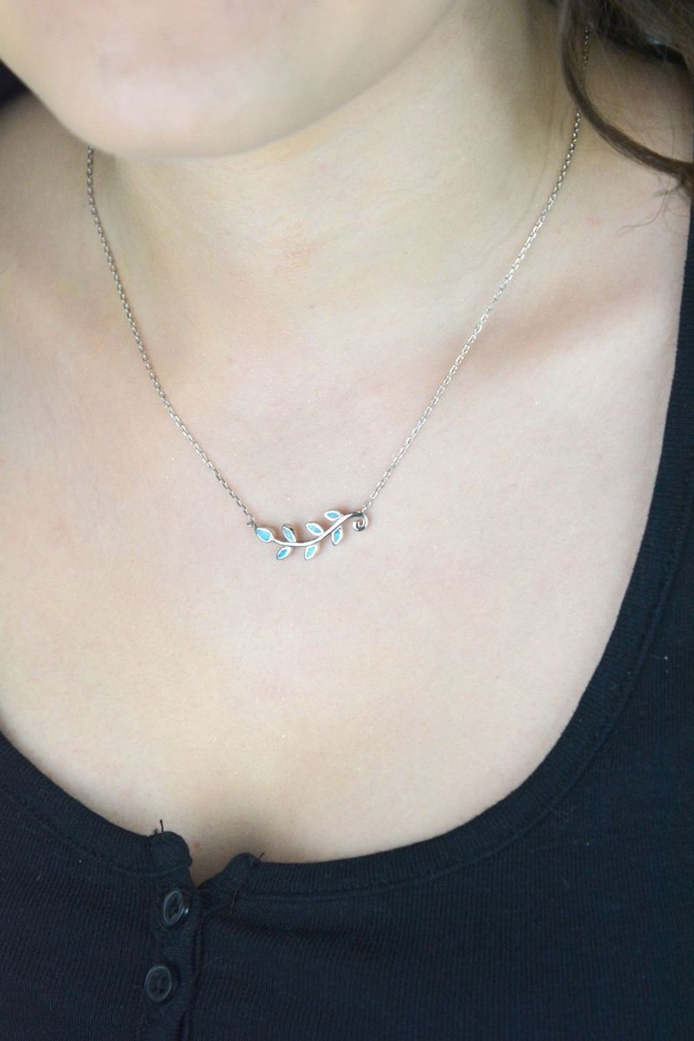 Delikatny naszyjnik damski ze srebra 925 DIA-NSZ-13186-925 z listkami i syntetycznym opalem. Długość regulowana 45–49 cm, zapięcie karabińczyk. Elegancja i blask na co dzień1.jpg