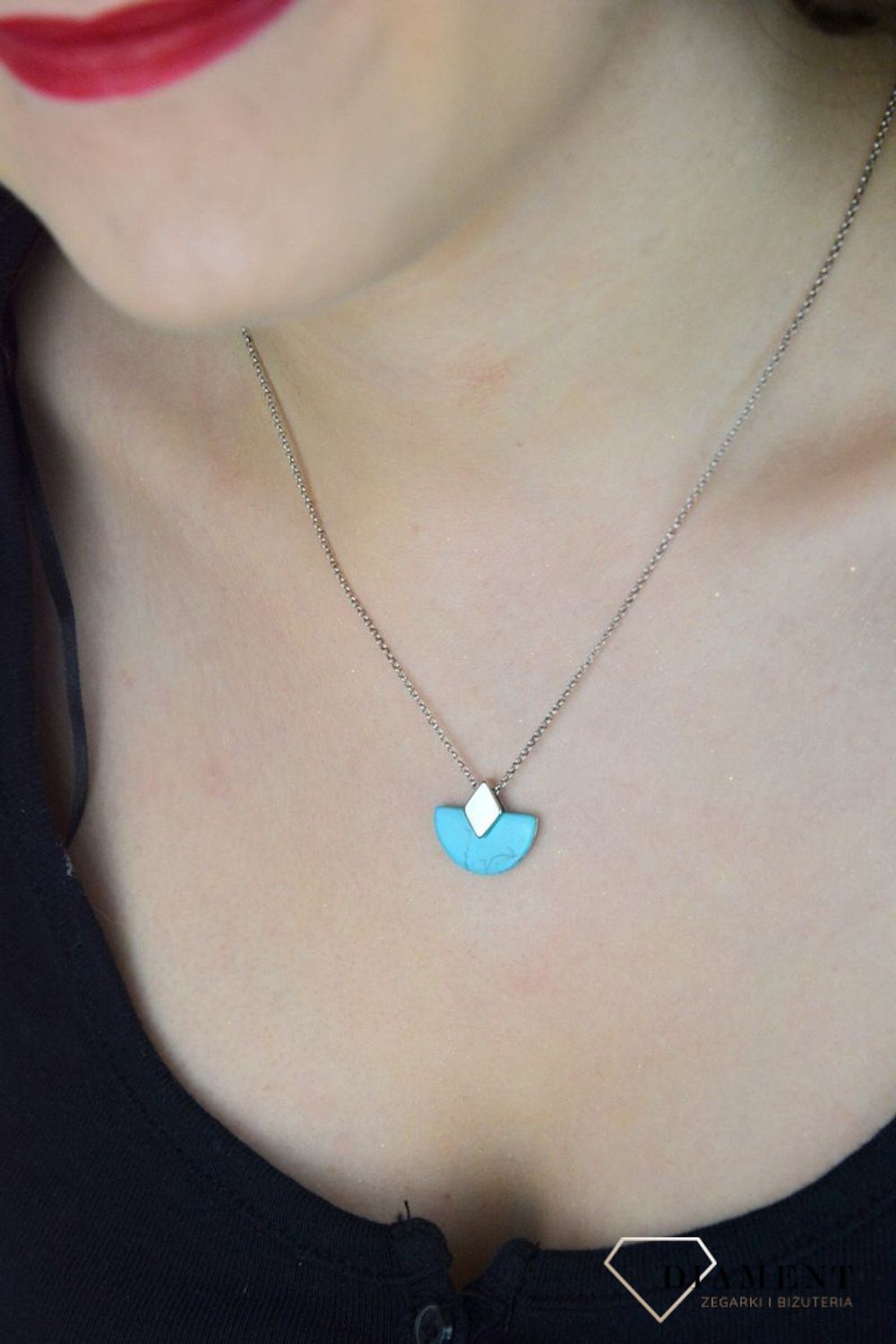 Damski naszyjnik ze srebra próby 925 z zawieszką z turkusem. Długość 42 + 3 cm, waga 3,30 g. Model DZN238TURR – elegancki dodatek z naturalnym akcentem.1.jpg