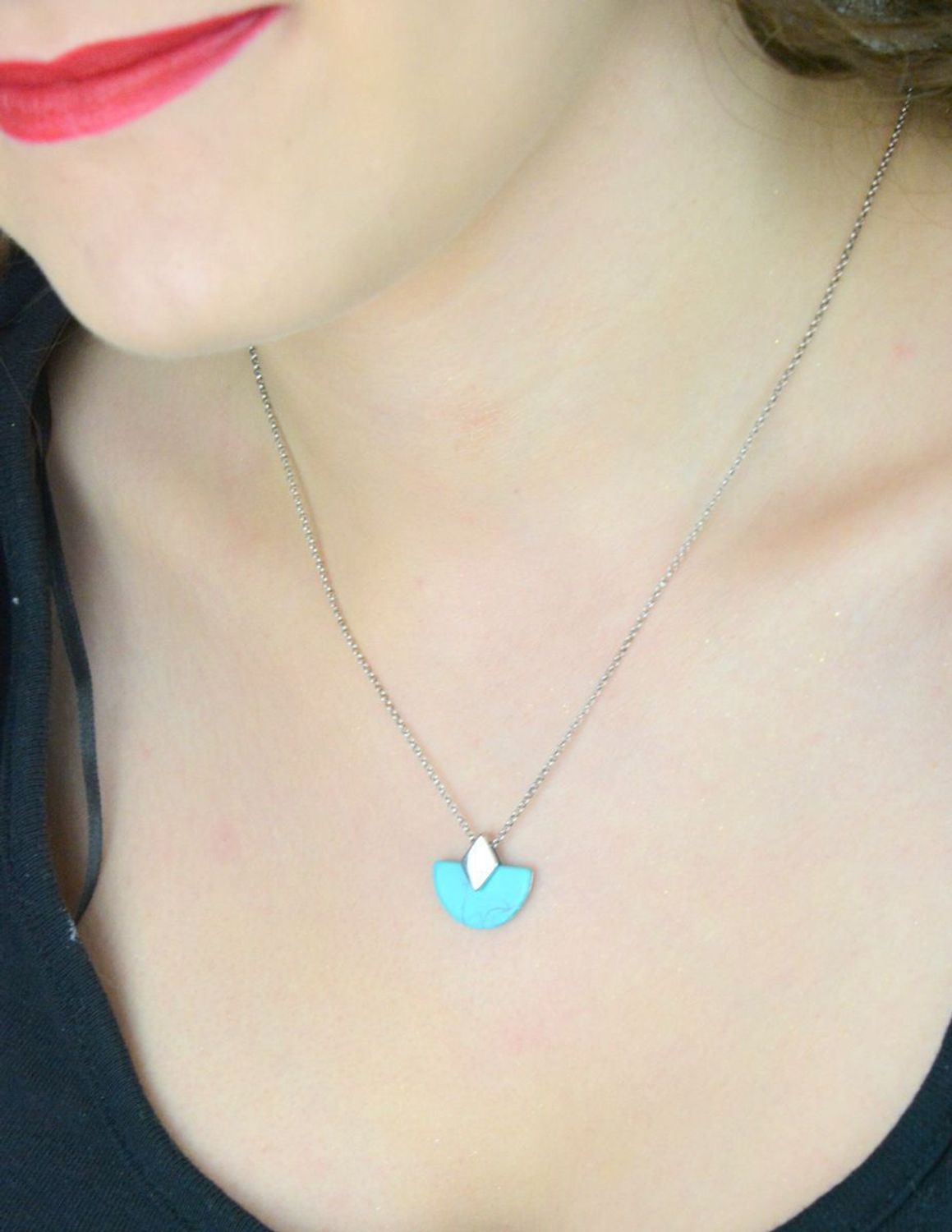 Damski naszyjnik ze srebra próby 925 z zawieszką z turkusem. Długość 42 + 3 cm, waga 3,30 g. Model DZN238TURR – elegancki dodatek z naturalnym akcentem.1.jpg