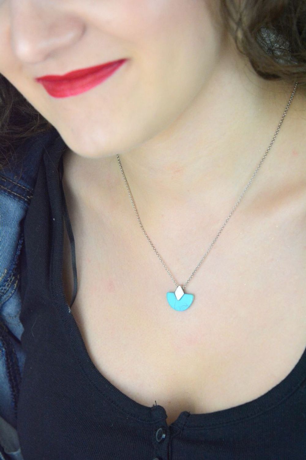 Damski naszyjnik ze srebra próby 925 z zawieszką z turkusem. Długość 42 + 3 cm, waga 3,30 g. Model DZN238TURR – elegancki dodatek z naturalnym akcentem.1.jpg