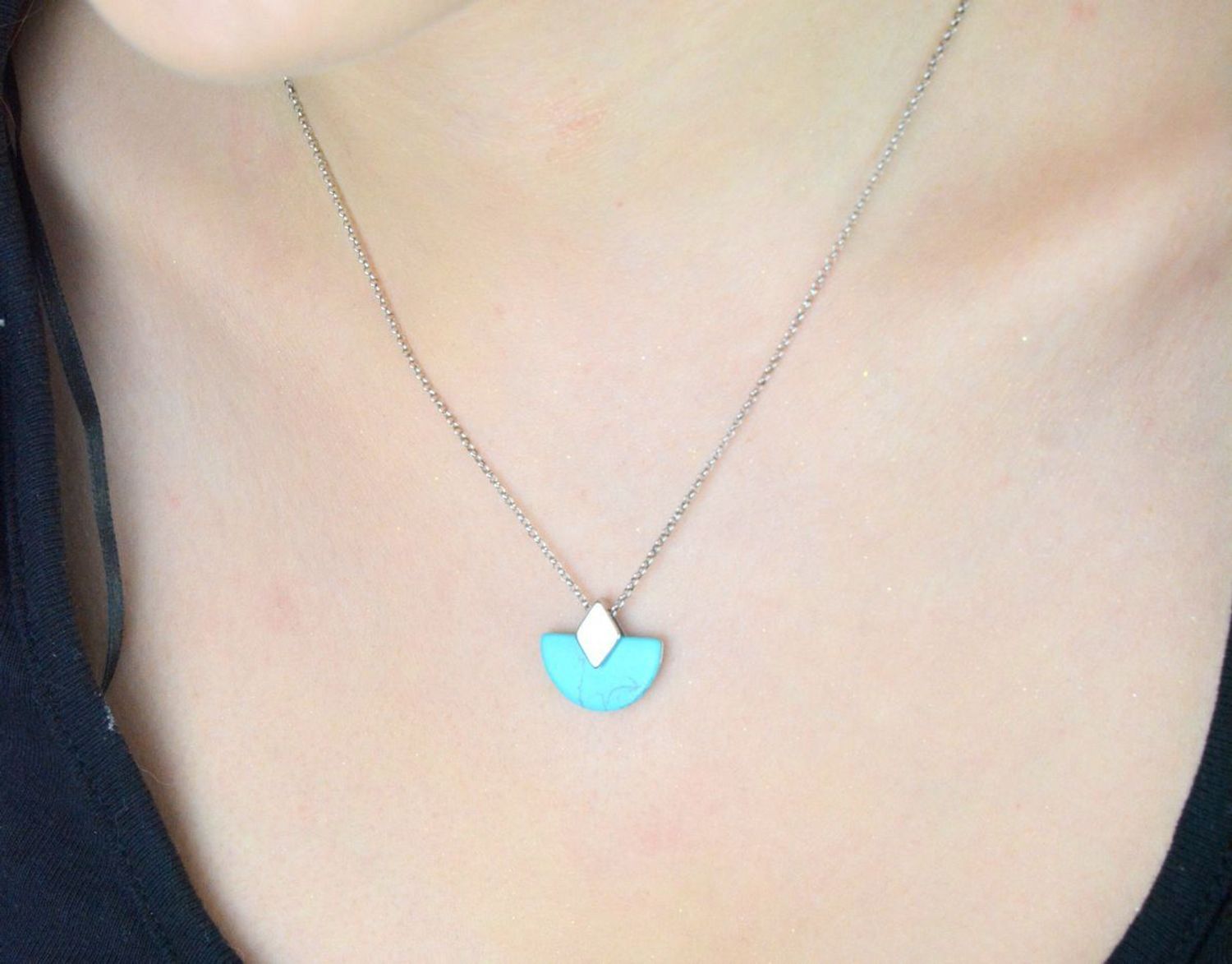 Damski naszyjnik ze srebra próby 925 z zawieszką z turkusem. Długość 42 + 3 cm, waga 3,30 g. Model DZN238TURR – elegancki dodatek z naturalnym akcentem.1.jpg