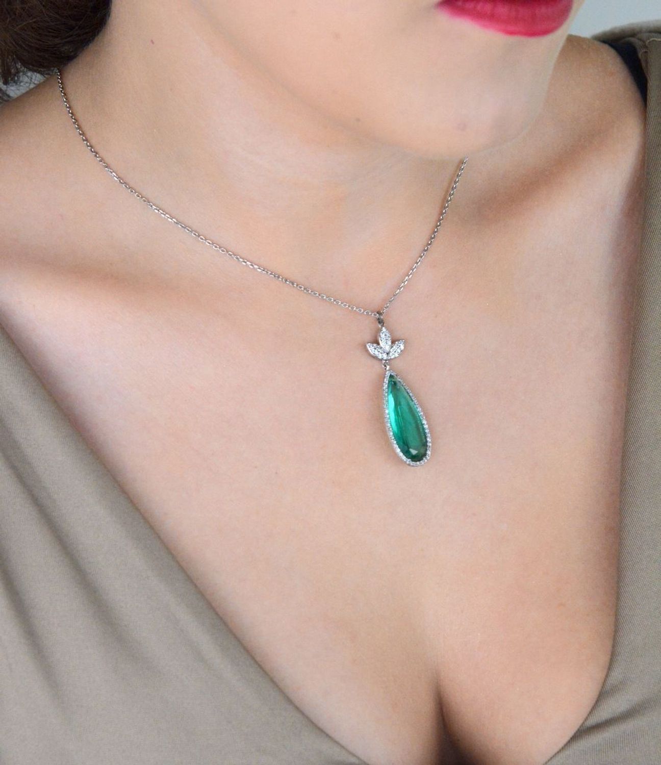 Srebrny naszyjnik z zielonym kryształem i białymi cyrkoniami – regulowana długość 42–45 cm (2).jpg
