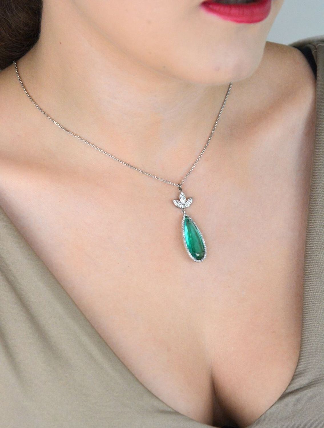 Srebrny naszyjnik z zielonym kryształem i białymi cyrkoniami – regulowana długość 42–45 cm (2).jpg