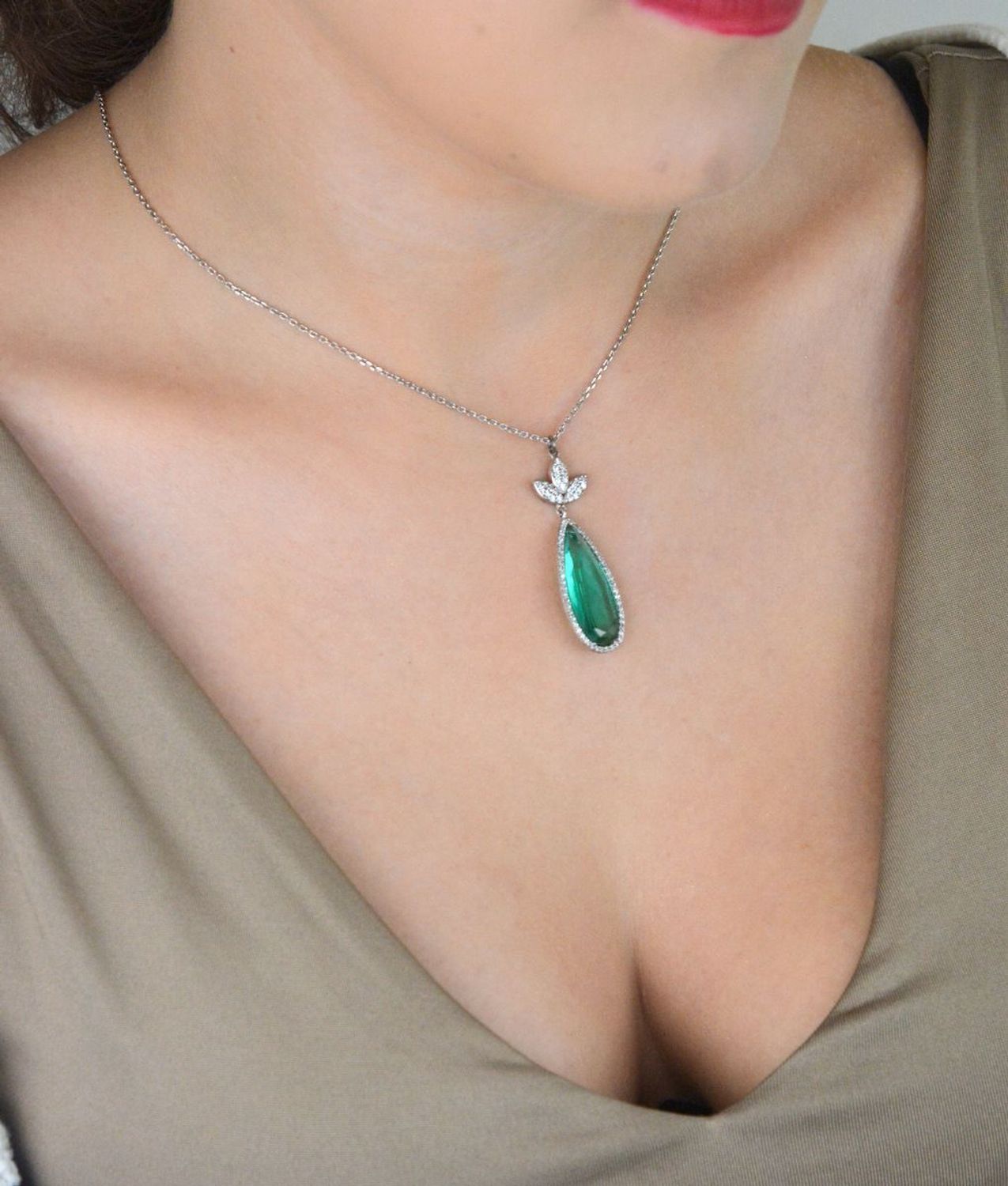 Srebrny naszyjnik z zielonym kryształem i białymi cyrkoniami – regulowana długość 42–45 cm (2).jpg