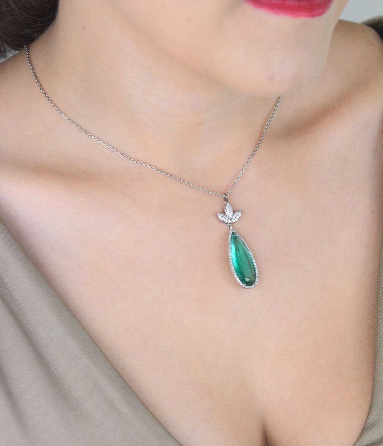 Srebrny naszyjnik z zielonym kryształem i białymi cyrkoniami – regulowana długość 42–45 cm (2).jpg