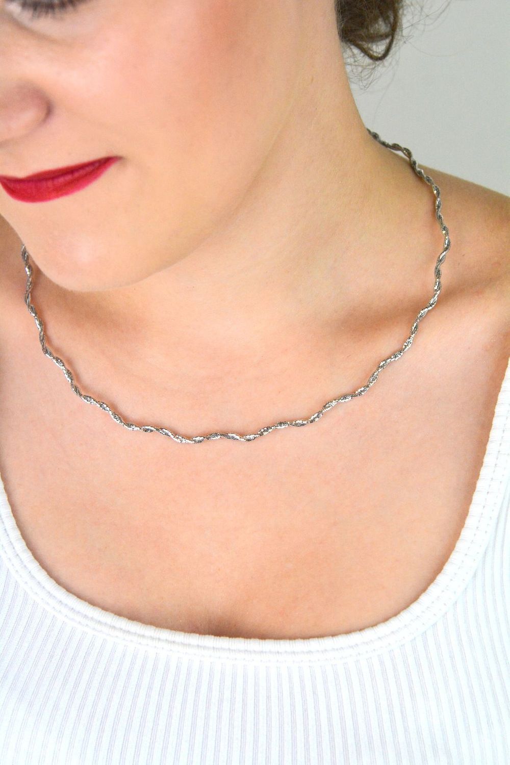 Naszyjnik srebrny damski 925 – model DIA-NSZ-13340-925. Pleciony wzór, długość 45 cm, szerokość 3 mm, waga 8,60 g. Elegancka, klasyczna biżuteria dla kobiet.1.jpg