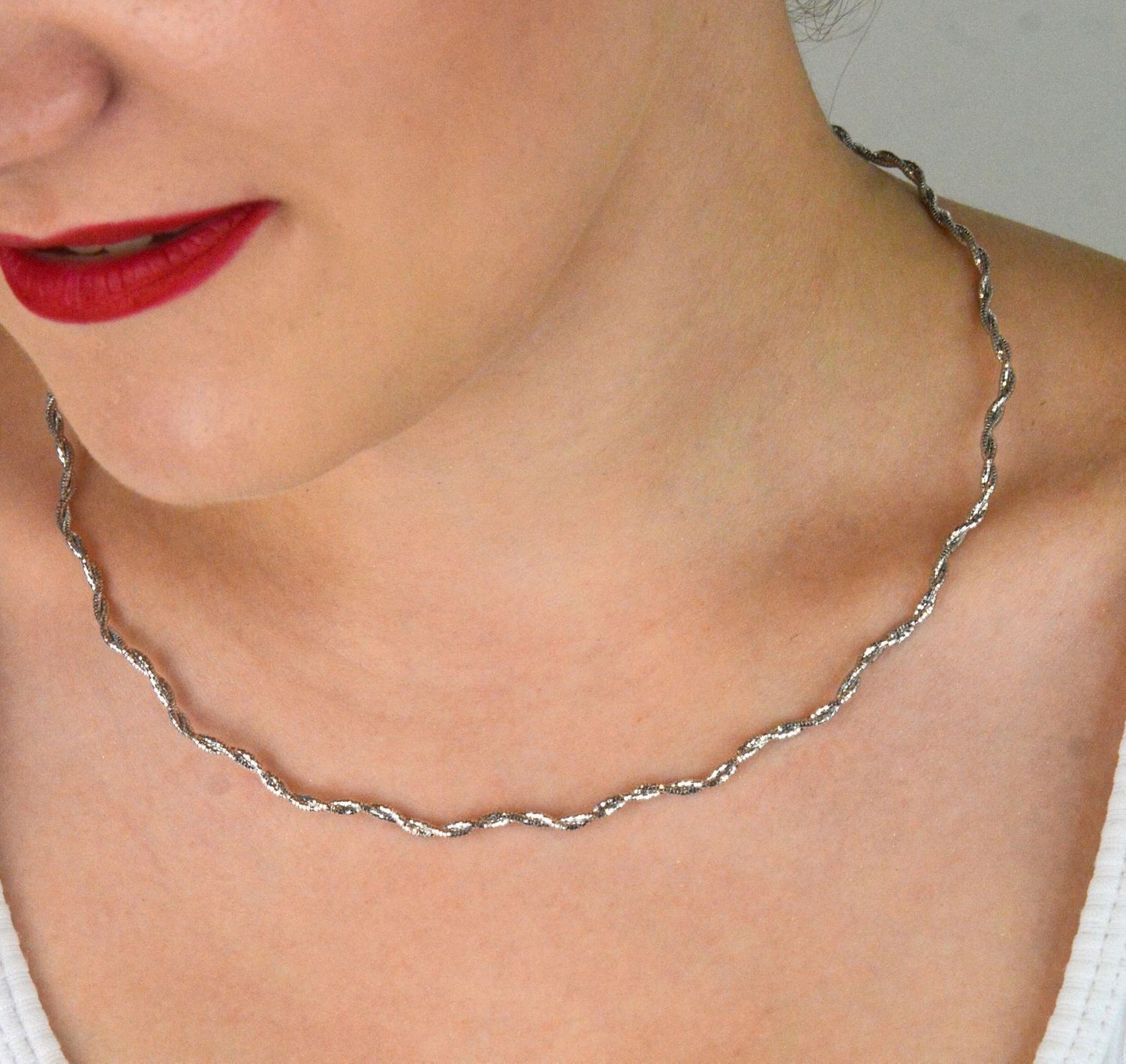 Naszyjnik srebrny damski 925 – model DIA-NSZ-13340-925. Pleciony wzór, długość 45 cm, szerokość 3 mm, waga 8,60 g. Elegancka, klasyczna biżuteria dla kobiet.1.jpg