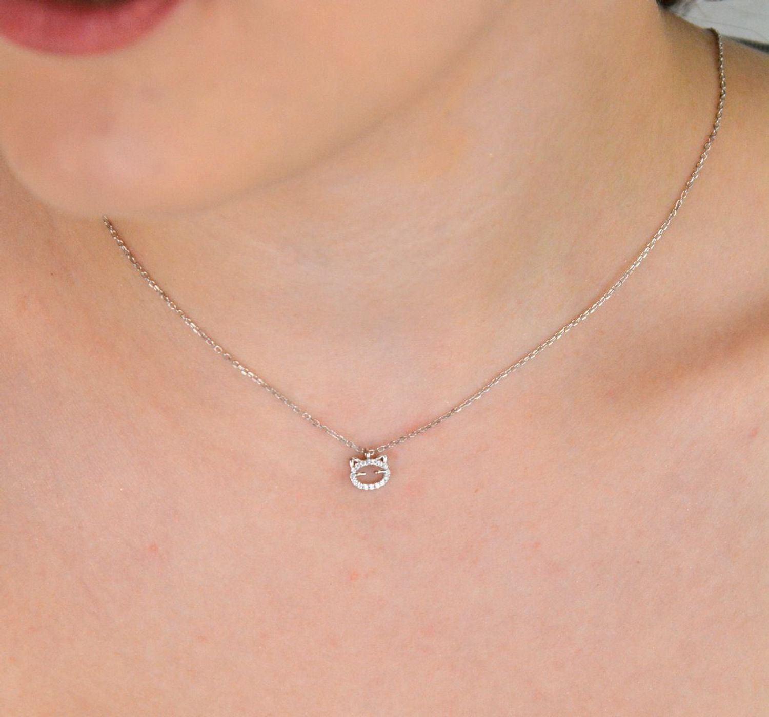 Srebrny naszyjnik DIA-NSZ-13357-925 z małą zawieszką w kształcie kotka, zdobioną cyrkoniami. Srebro próby 925, długość łańcuszka 42 + 3 cm, zawieszka 8 × 6 mm, splot ankier, waga 1,70 g.1.jpg