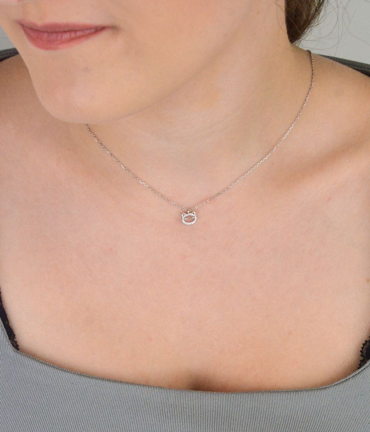 Srebrny naszyjnik DIA-NSZ-13357-925 z małą zawieszką w kształcie kotka, zdobioną cyrkoniami. Srebro próby 925, długość łańcuszka 42 + 3 cm, zawieszka 8 × 6 mm, splot ankier, waga 1,70 g.1.jpg