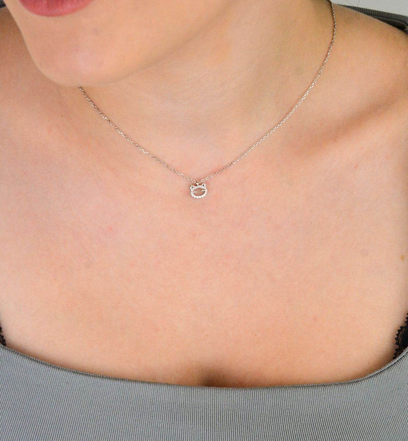 Srebrny naszyjnik DIA-NSZ-13357-925 z małą zawieszką w kształcie kotka, zdobioną cyrkoniami. Srebro próby 925, długość łańcuszka 42 + 3 cm, zawieszka 8 × 6 mm, splot ankier, waga 1,70 g.1.jpg