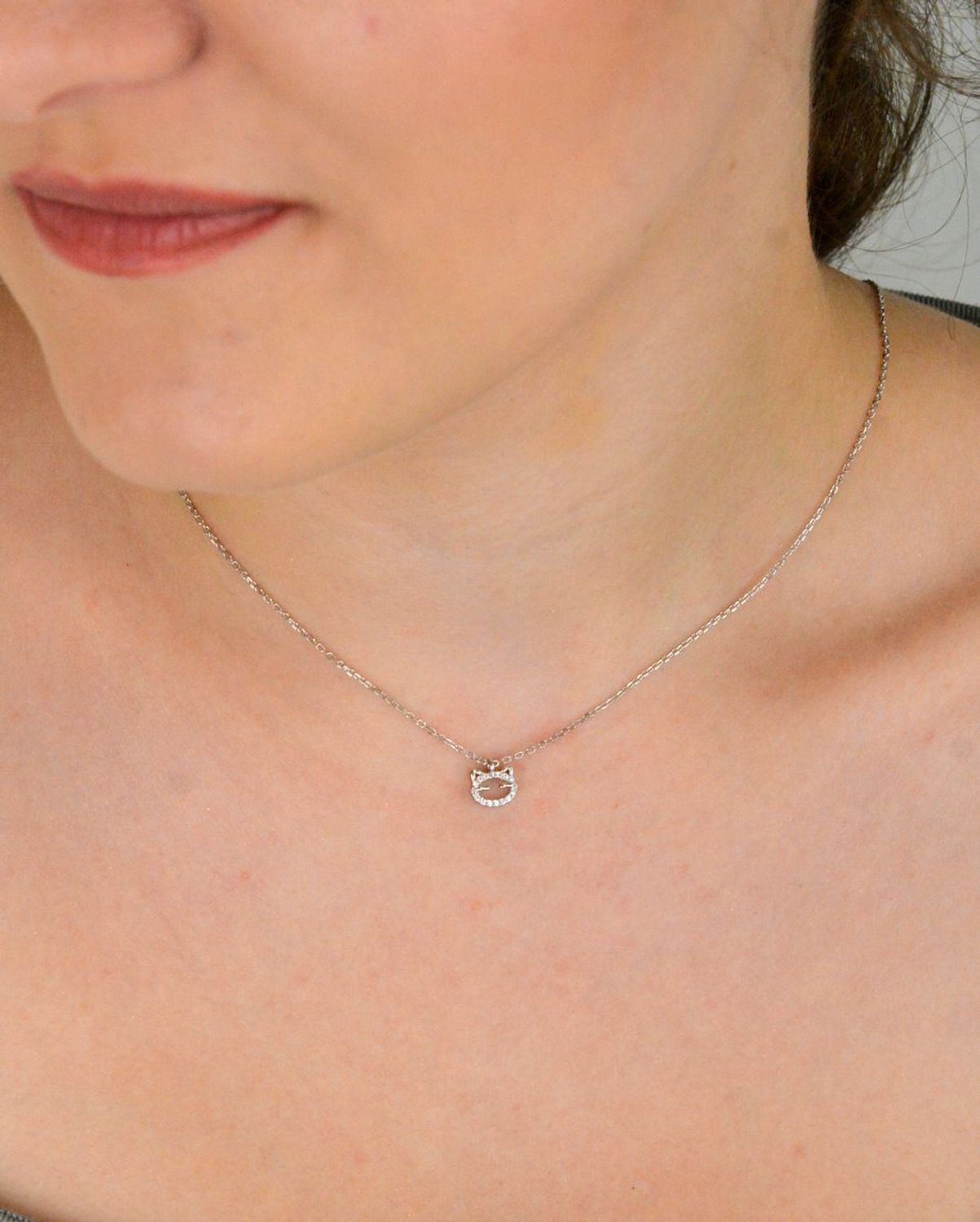 Srebrny naszyjnik DIA-NSZ-13357-925 z małą zawieszką w kształcie kotka, zdobioną cyrkoniami. Srebro próby 925, długość łańcuszka 42 + 3 cm, zawieszka 8 × 6 mm, splot ankier, waga 1,70 g.1.jpg