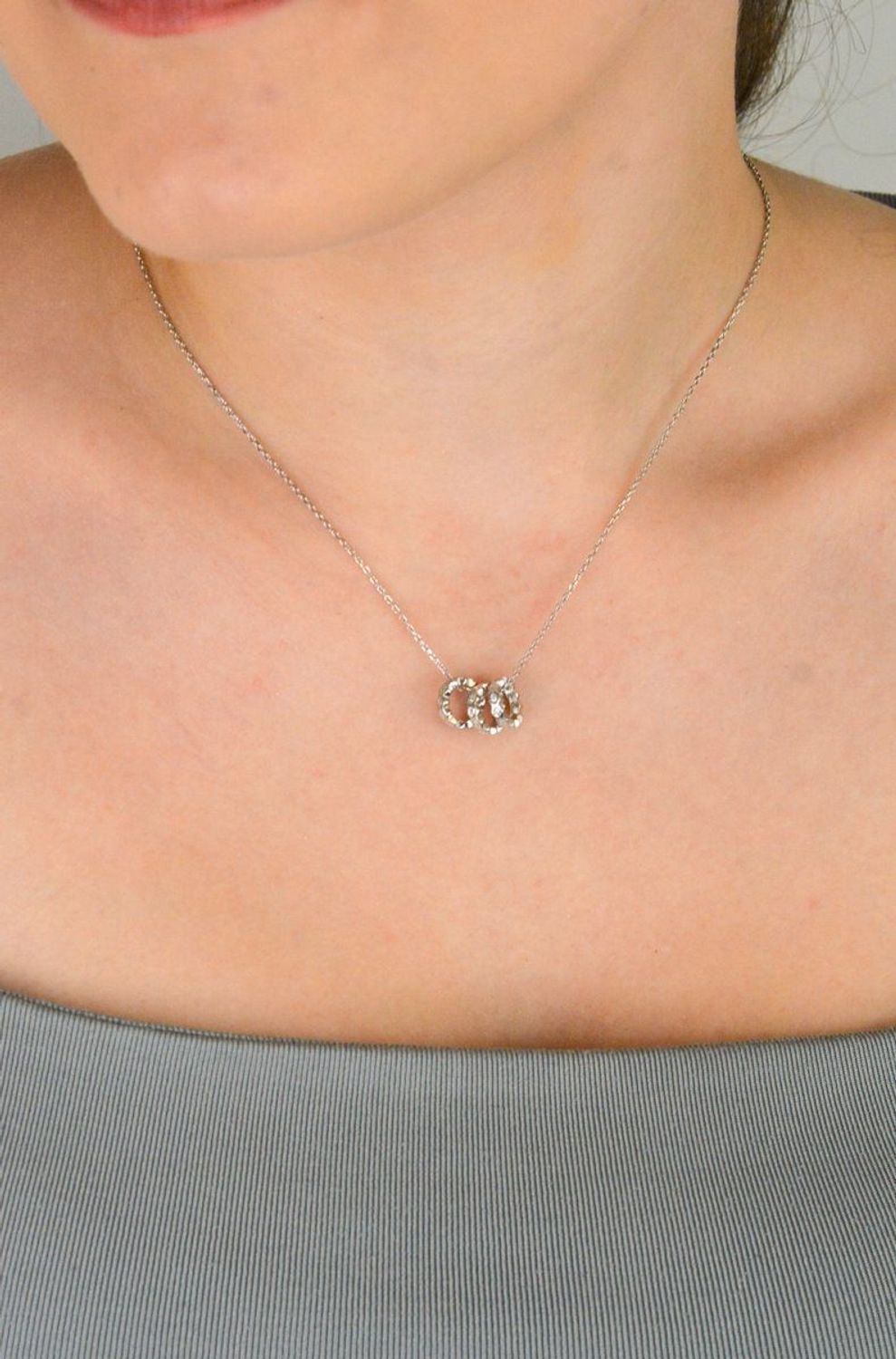 Naszyjnik srebrny DIA-NSZ-13358-925 z trzema kółeczkami zdobionymi cyrkoniami, długość 42+3 cm, splot ankier, srebro próby 925, waga 3,20 g. Subtelny blask i nowoczesna elegancja.1.jpg