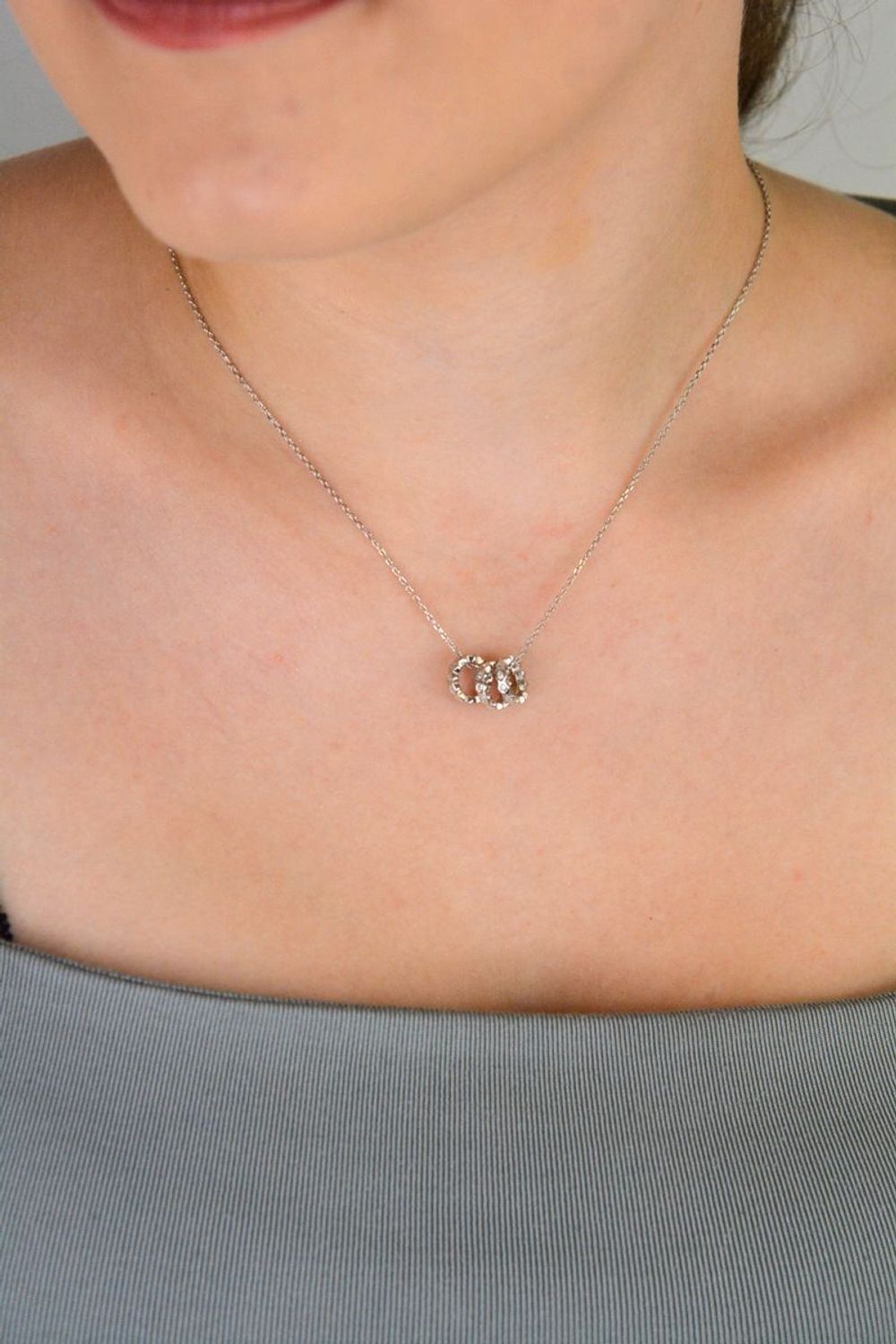 Naszyjnik srebrny DIA-NSZ-13358-925 z trzema kółeczkami zdobionymi cyrkoniami, długość 42+3 cm, splot ankier, srebro próby 925, waga 3,20 g. Subtelny blask i nowoczesna elegancja.1.jpg