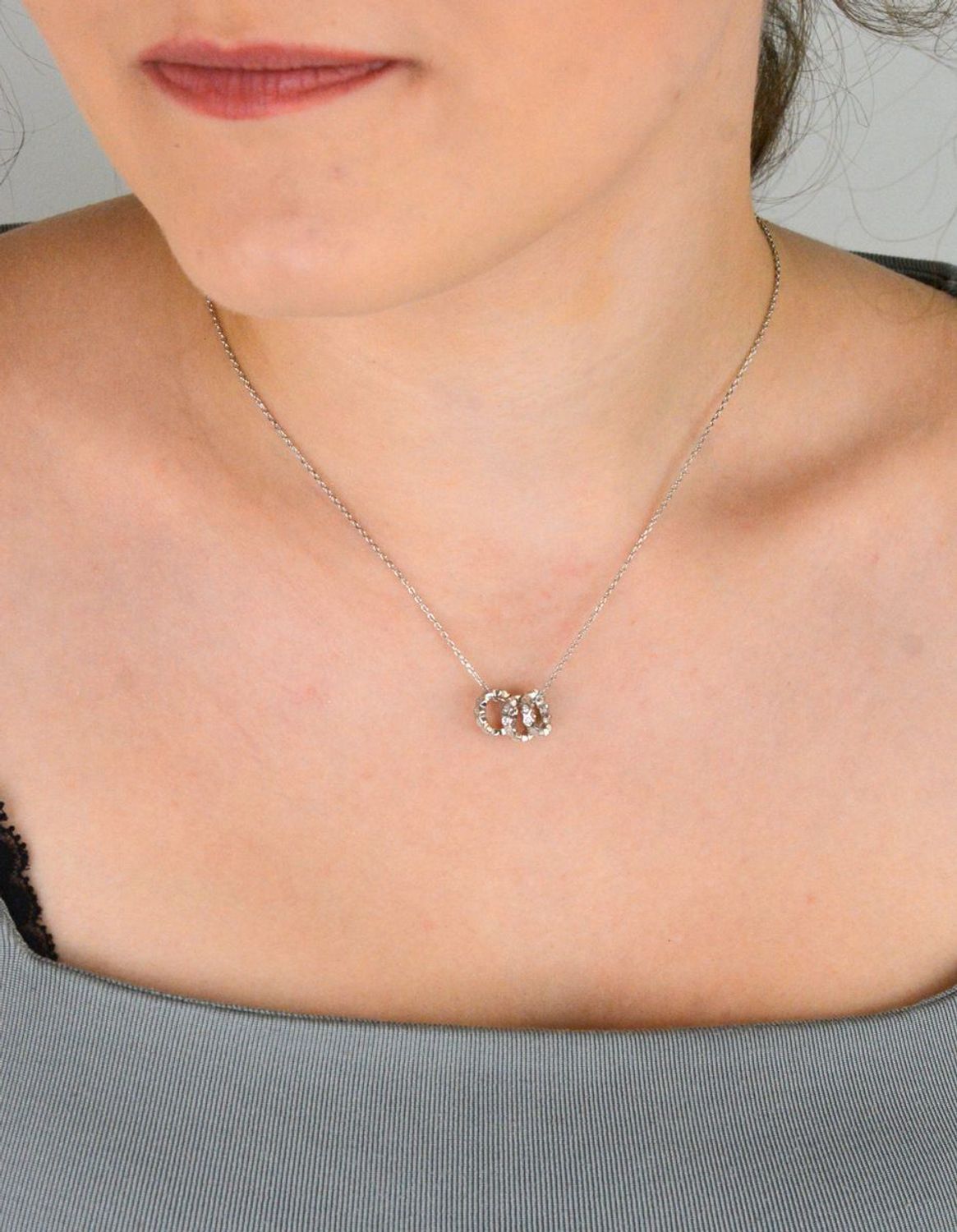 Naszyjnik srebrny DIA-NSZ-13358-925 z trzema kółeczkami zdobionymi cyrkoniami, długość 42+3 cm, splot ankier, srebro próby 925, waga 3,20 g. Subtelny blask i nowoczesna elegancja.1.jpg