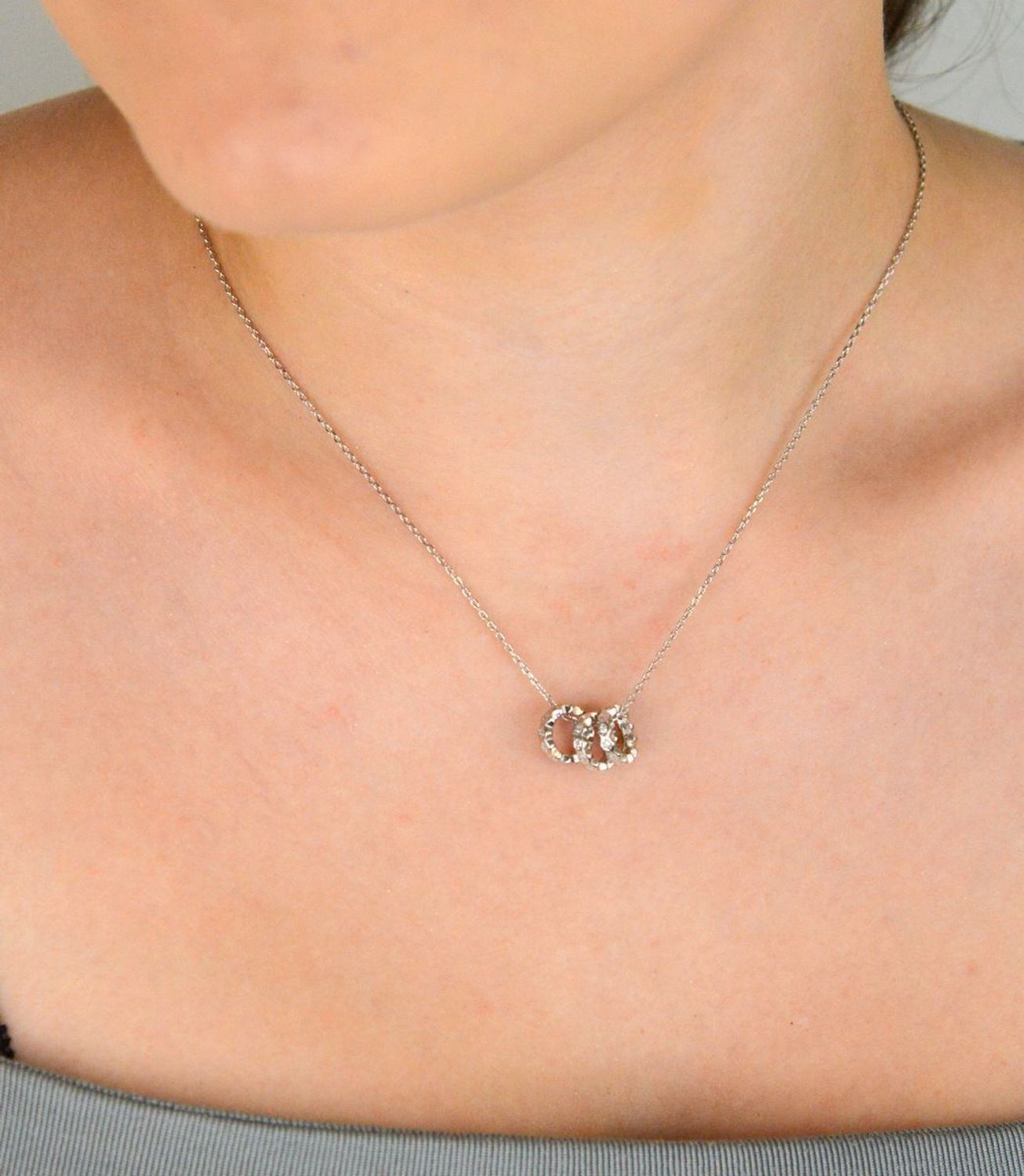 Naszyjnik srebrny DIA-NSZ-13358-925 z trzema kółeczkami zdobionymi cyrkoniami, długość 42+3 cm, splot ankier, srebro próby 925, waga 3,20 g. Subtelny blask i nowoczesna elegancja.1.jpg