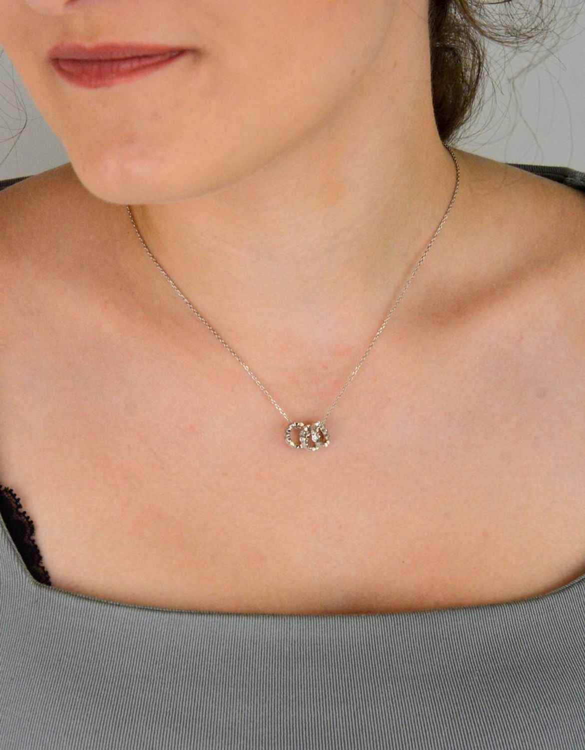 Naszyjnik srebrny DIA-NSZ-13358-925 z trzema kółeczkami zdobionymi cyrkoniami, długość 42+3 cm, splot ankier, srebro próby 925, waga 3,20 g. Subtelny blask i nowoczesna elegancja.1.jpg