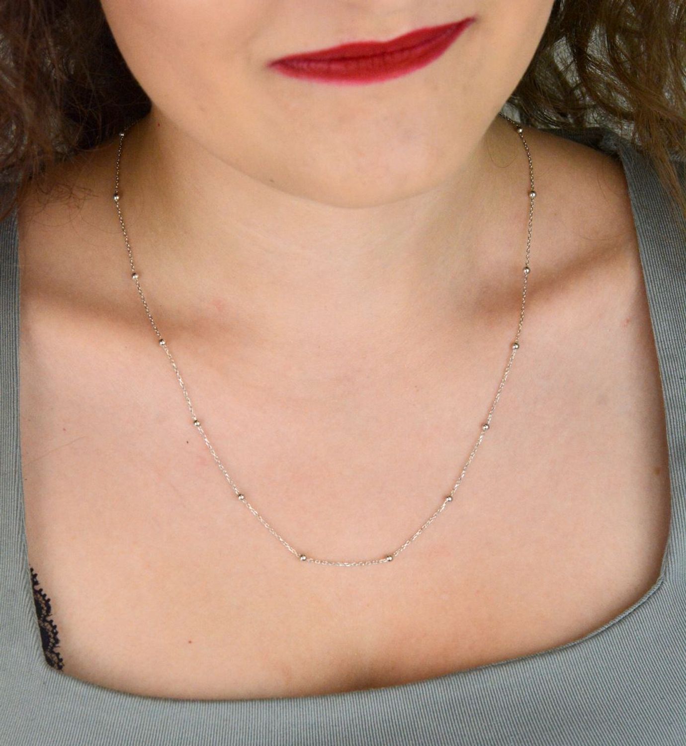 Minimalistyczny naszyjnik ze srebra próby 925 zdobiony małymi kulkami 2 mm. Subtelny, lekki i elegancki – idealny na co dzień. Sprawdź model DIA-NSZ-13360-925.1.jpg