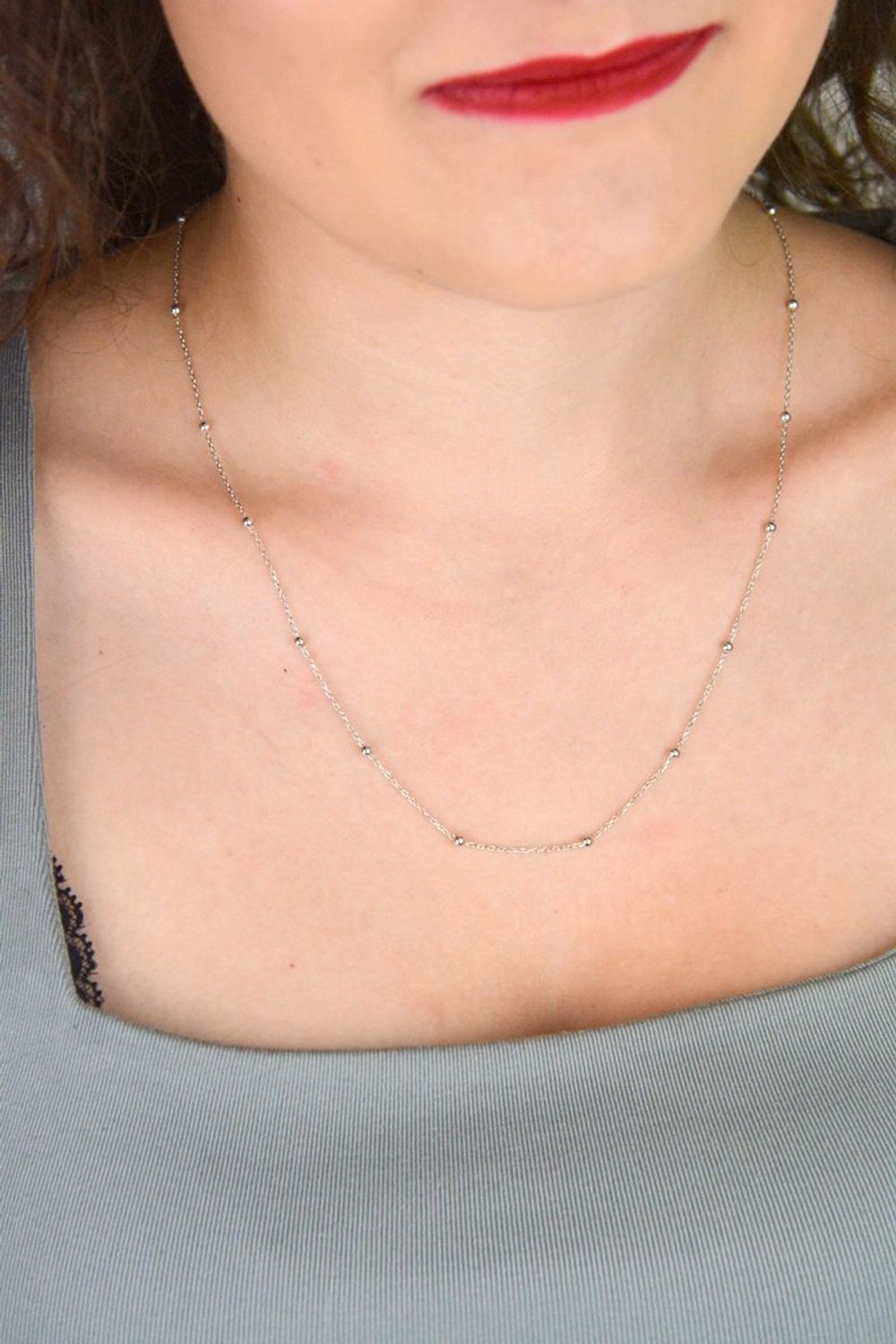 Minimalistyczny naszyjnik ze srebra próby 925 zdobiony małymi kulkami 2 mm. Subtelny, lekki i elegancki – idealny na co dzień. Sprawdź model DIA-NSZ-13360-925.1.jpg