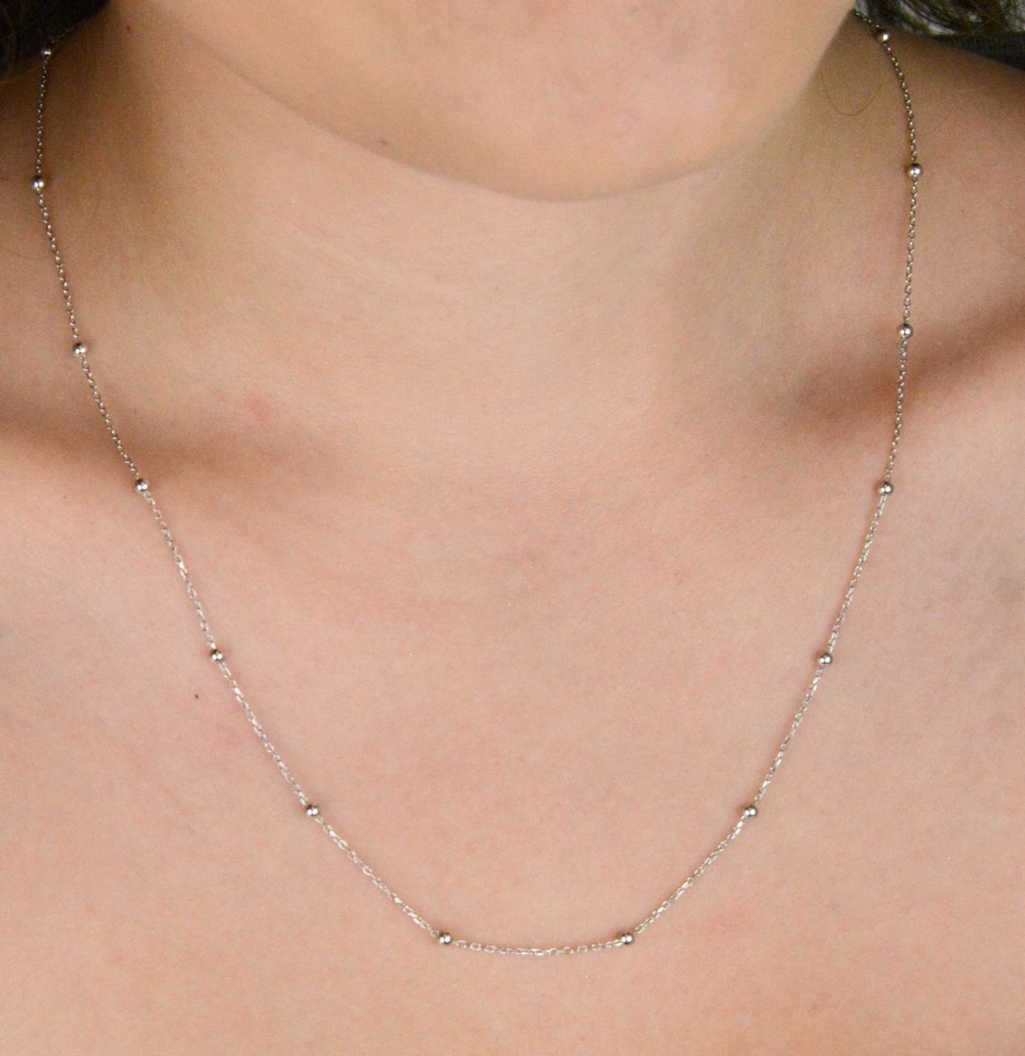 Minimalistyczny naszyjnik ze srebra próby 925 zdobiony małymi kulkami 2 mm. Subtelny, lekki i elegancki – idealny na co dzień. Sprawdź model DIA-NSZ-13360-925.1.jpg