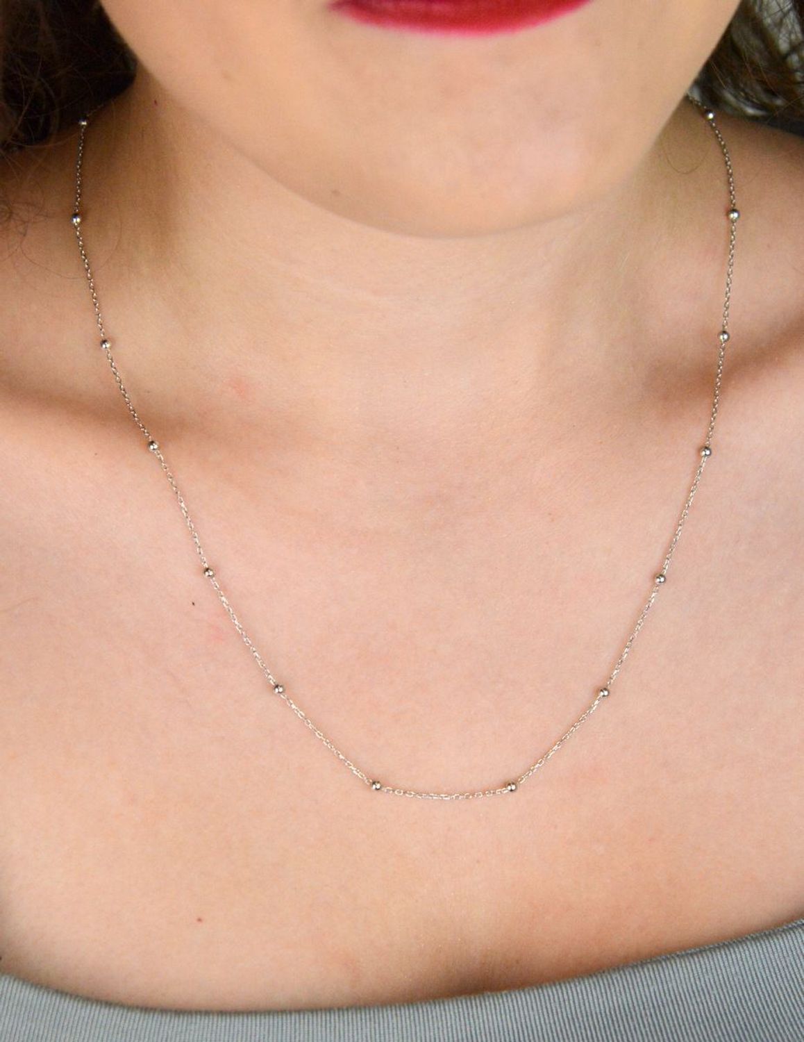 Minimalistyczny naszyjnik ze srebra próby 925 zdobiony małymi kulkami 2 mm. Subtelny, lekki i elegancki – idealny na co dzień. Sprawdź model DIA-NSZ-13360-925.1.jpg