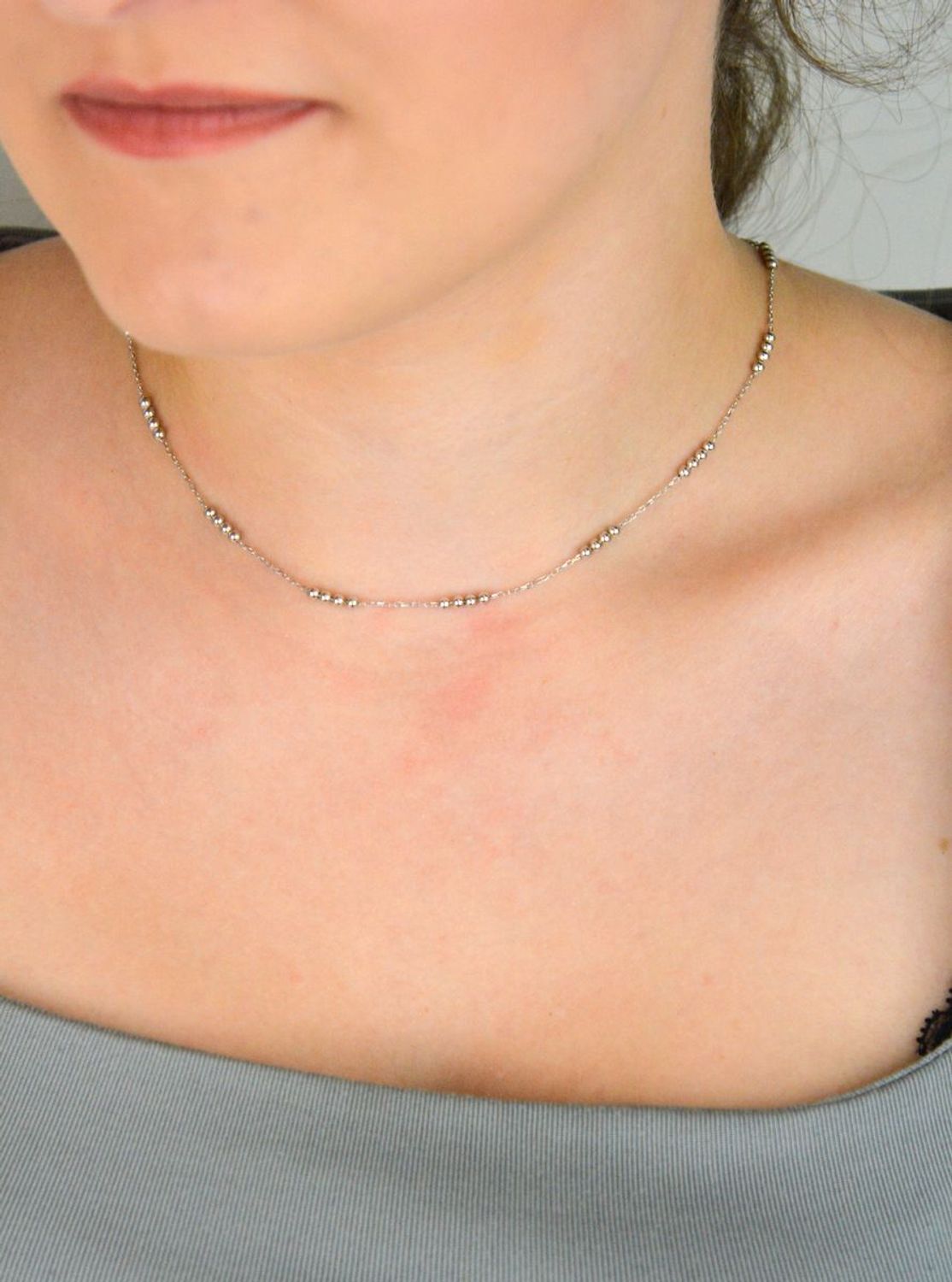 Delikatny srebrny naszyjnik DIA-NSZ-13361-925 z gładkimi kuleczkami, próba 925, długość 40 cm, waga 2,70 g. Klasyczny, minimalistyczny styl z wygodnym zapięciem na karabińczyk.1.jpg