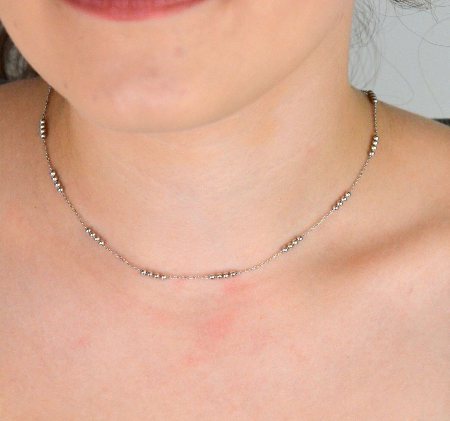 Delikatny srebrny naszyjnik DIA-NSZ-13361-925 z gładkimi kuleczkami, próba 925, długość 40 cm, waga 2,70 g. Klasyczny, minimalistyczny styl z wygodnym zapięciem na karabińczyk.1.jpg