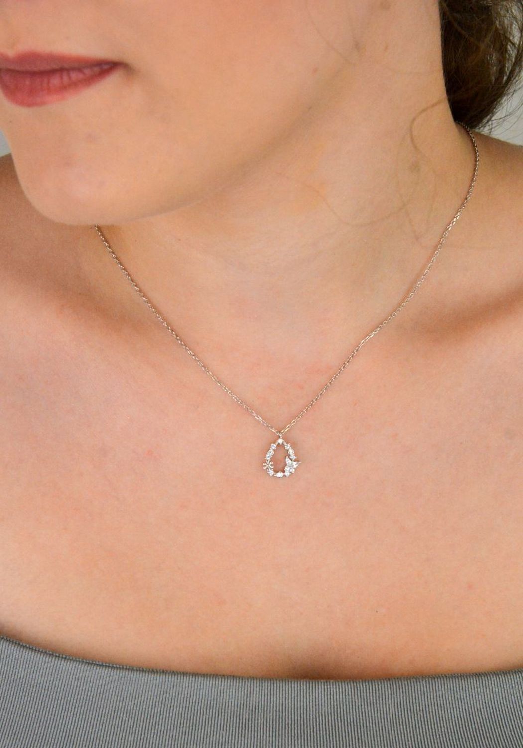 Naszyjnik srebrny DIA-NSZ-13362-925 z zawieszką w kształcie łezki i małym motylkiem, zdobiony cyrkoniami. Srebro próby 925, długość 42 + 3 cm, zawieszka 1,3 × 1,0 cm, splot ankier1.jpg