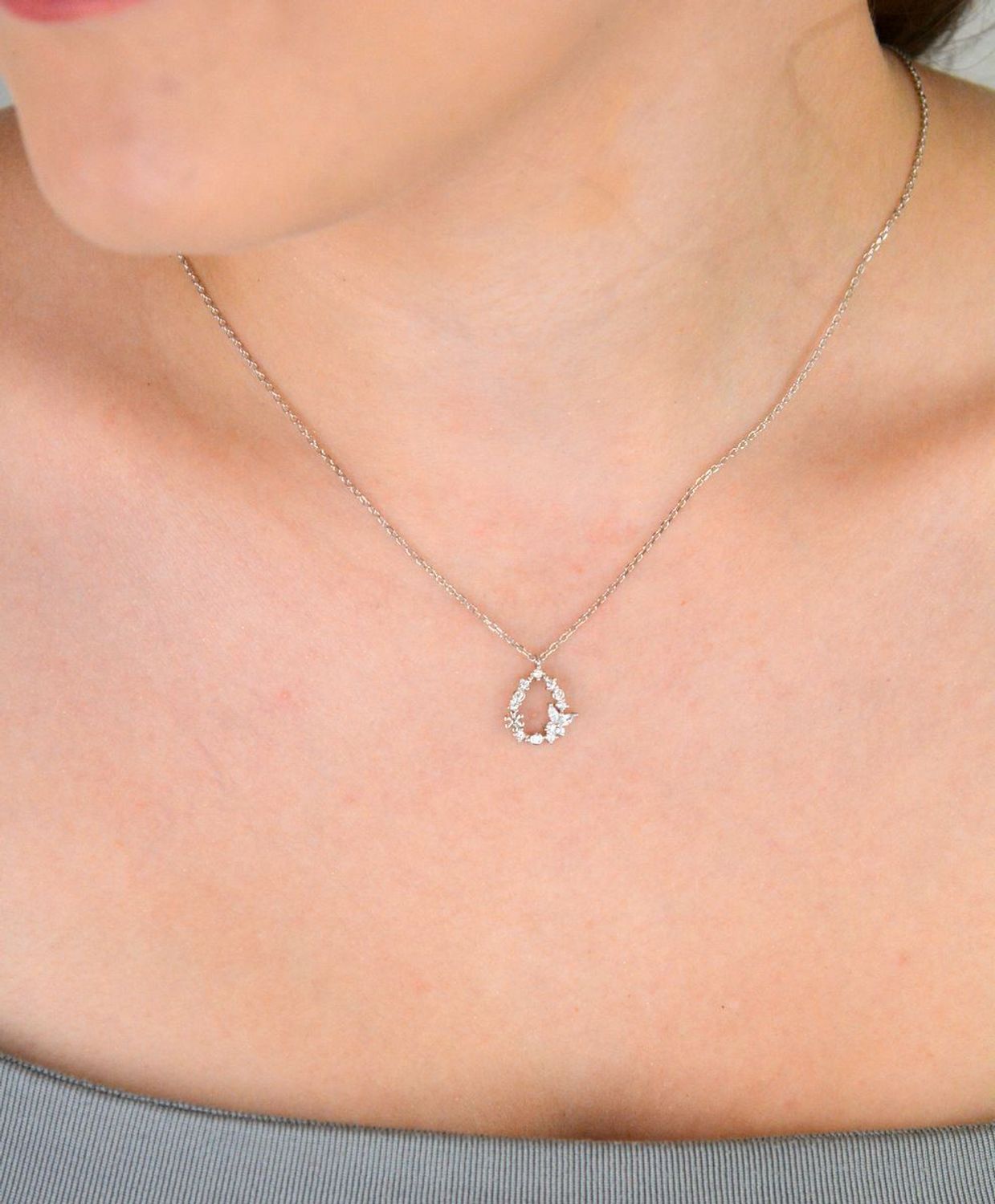 Naszyjnik srebrny DIA-NSZ-13362-925 z zawieszką w kształcie łezki i małym motylkiem, zdobiony cyrkoniami. Srebro próby 925, długość 42 + 3 cm, zawieszka 1,3 × 1,0 cm, splot ankier1.jpg