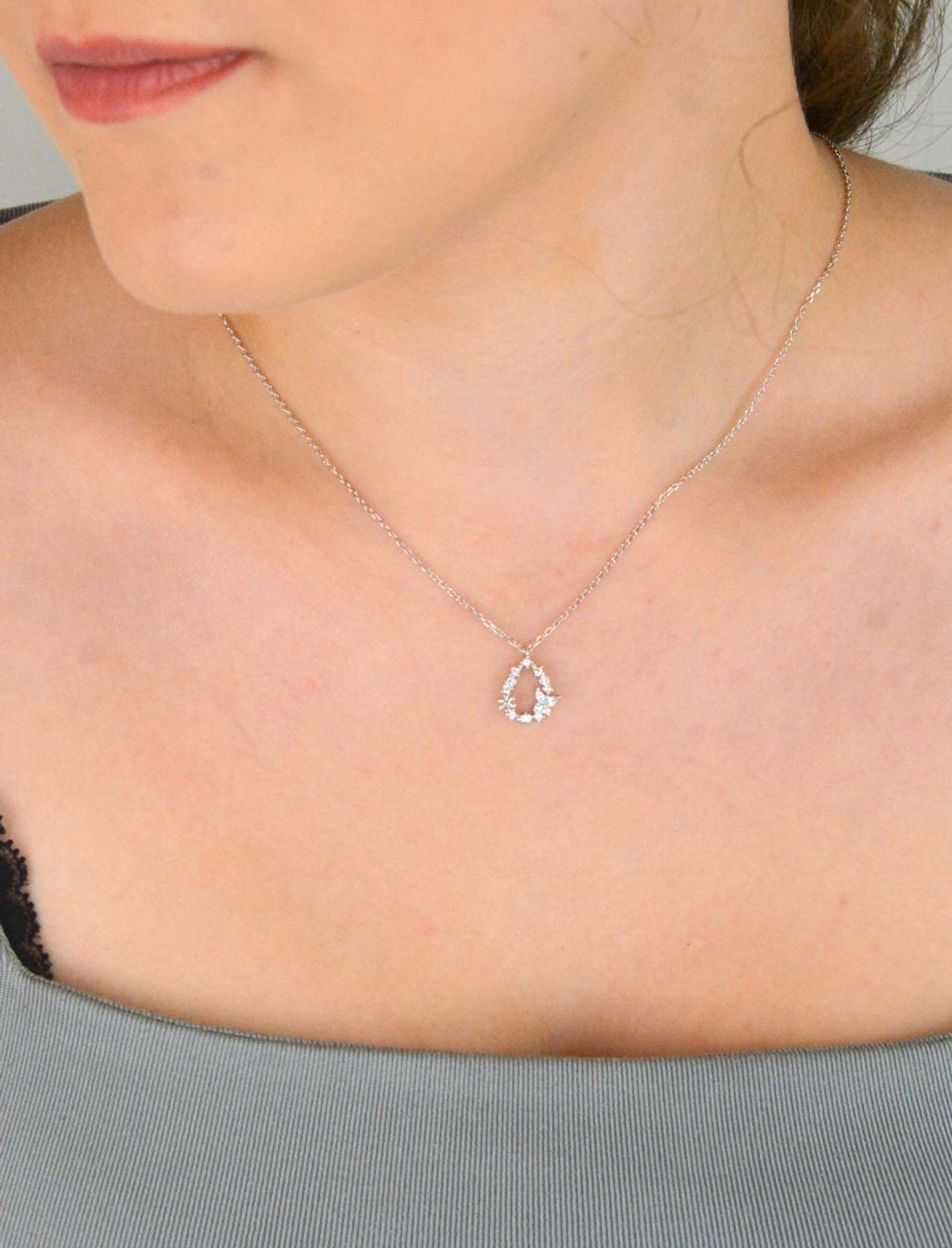 Naszyjnik srebrny DIA-NSZ-13362-925 z zawieszką w kształcie łezki i małym motylkiem, zdobiony cyrkoniami. Srebro próby 925, długość 42 + 3 cm, zawieszka 1,3 × 1,0 cm, splot ankier1.jpg