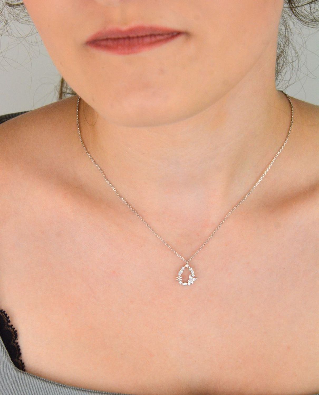 Naszyjnik srebrny DIA-NSZ-13362-925 z zawieszką w kształcie łezki i małym motylkiem, zdobiony cyrkoniami. Srebro próby 925, długość 42 + 3 cm, zawieszka 1,3 × 1,0 cm, splot ankier1.jpg