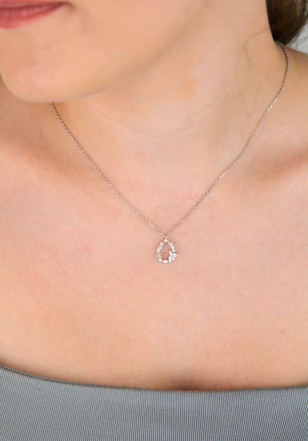 Naszyjnik srebrny DIA-NSZ-13362-925 z zawieszką w kształcie łezki i małym motylkiem, zdobiony cyrkoniami. Srebro próby 925, długość 42 + 3 cm, zawieszka 1,3 × 1,0 cm, splot ankier1.jpg